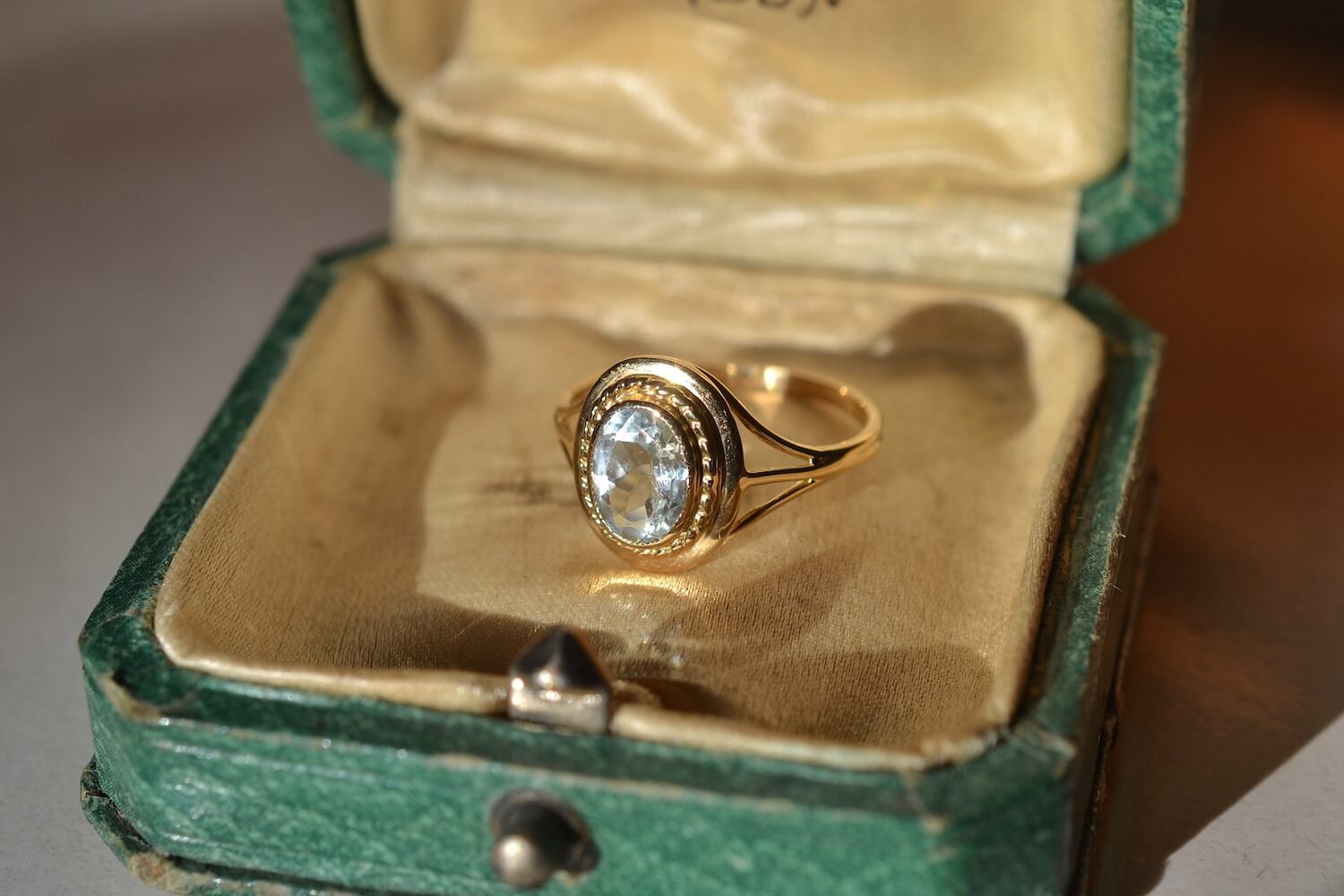 Aigue-Marine : histoire, vertus et bijoux anciens à découvrir