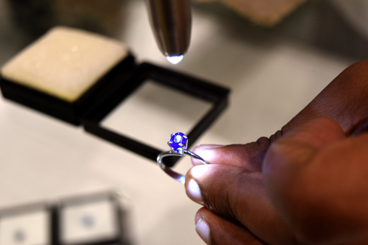 pierre-precieuse-saphir-bleu-expertise