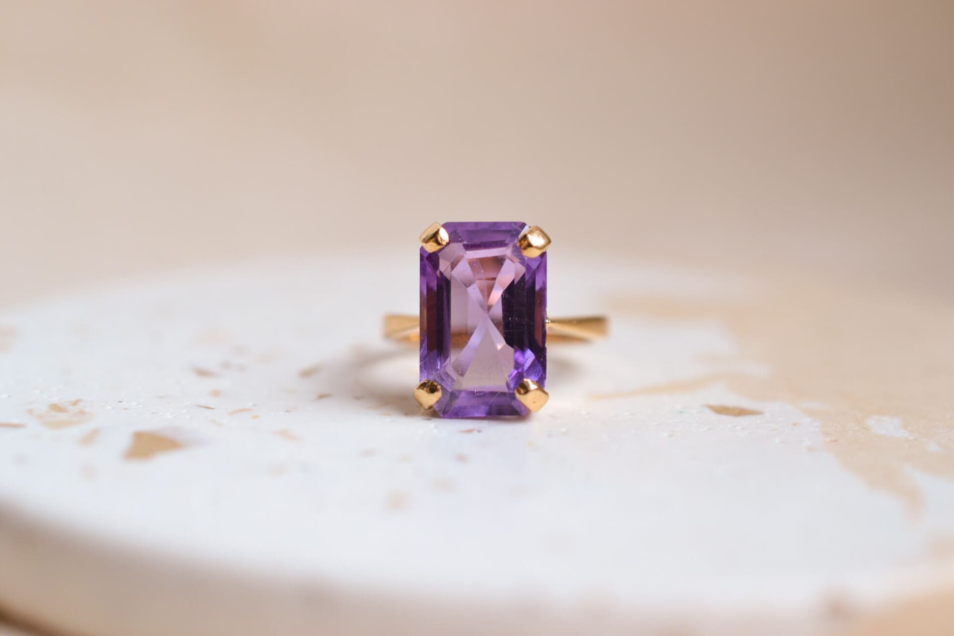 Bague Améthyste rectangulaire sertie griffes