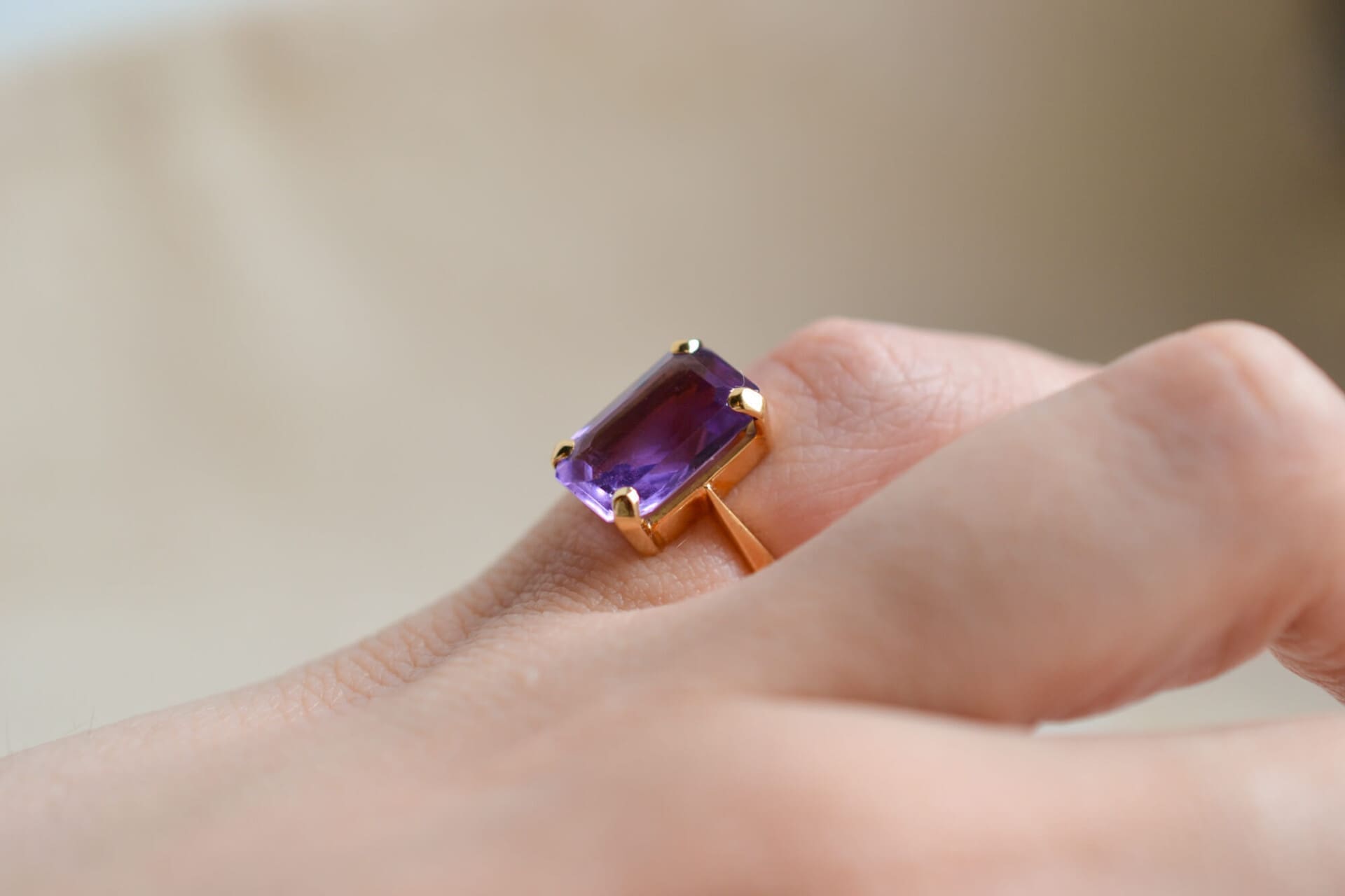 Bague Améthyste rectangulaire sertie griffes