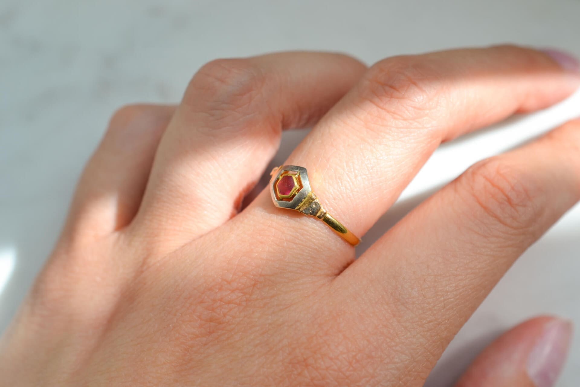 Bague Art Déco 2 Ors pierre rouge