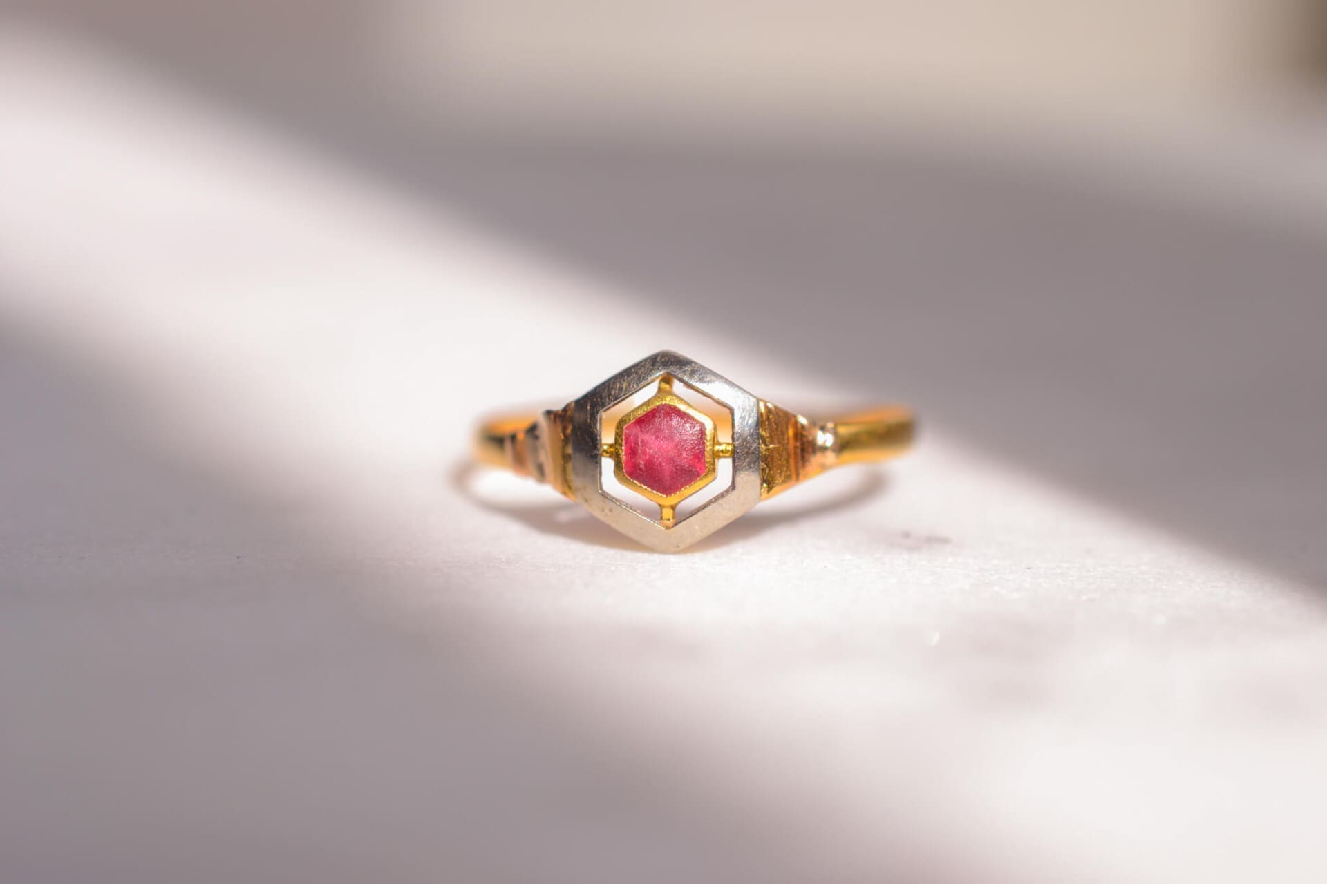 Bague Art Déco 2 Ors pierre rouge