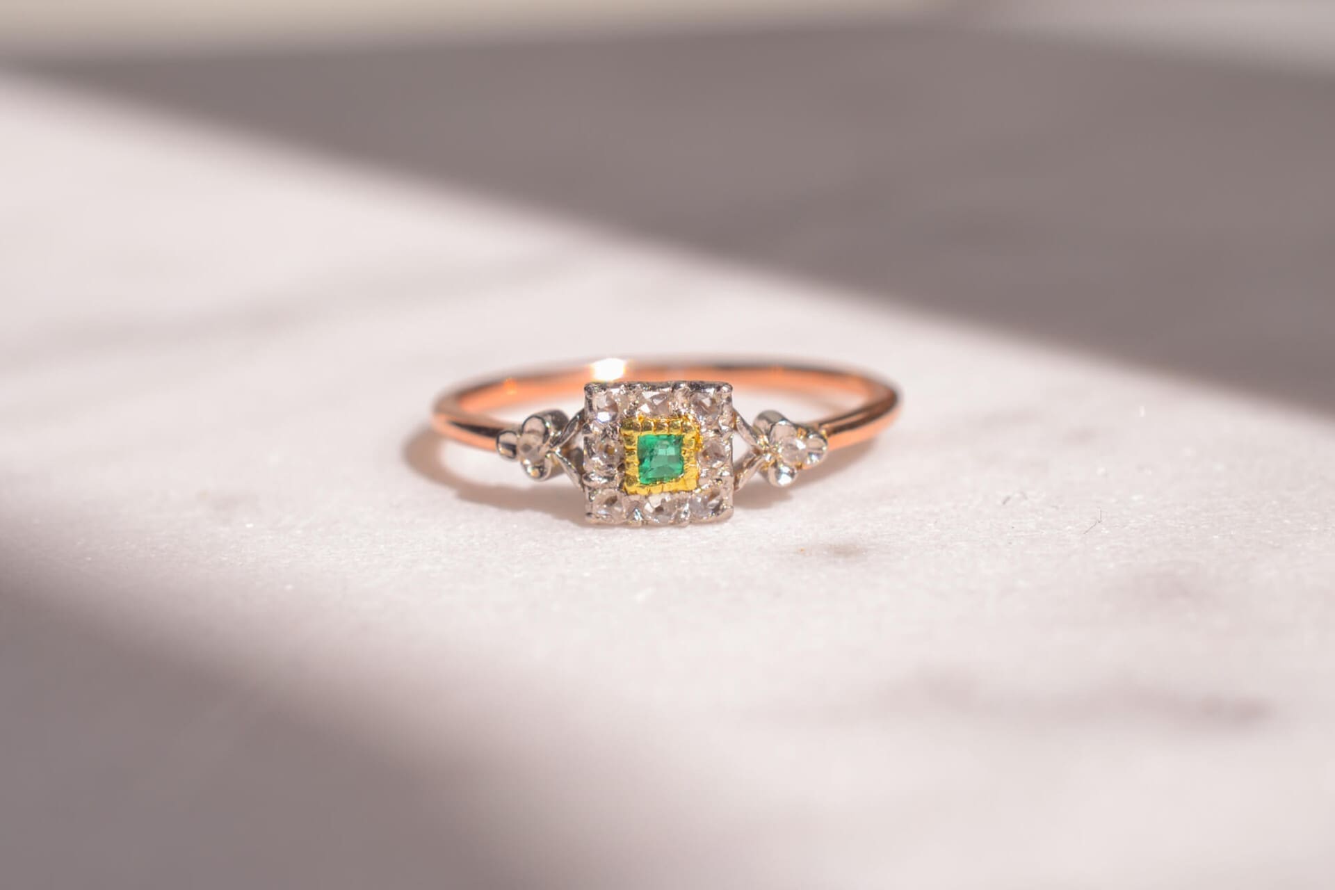 Bague Art Déco Émeraude et Diamants