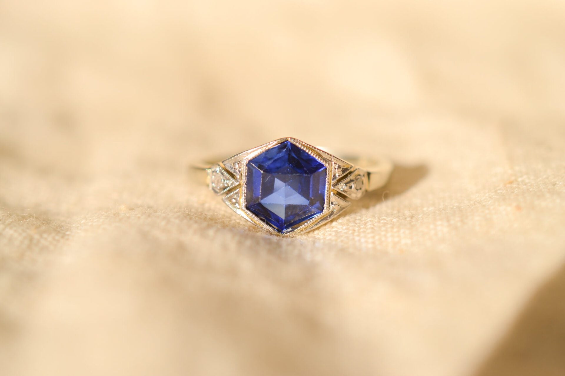 Bague Art Déco Saphir de synthèse Diamants