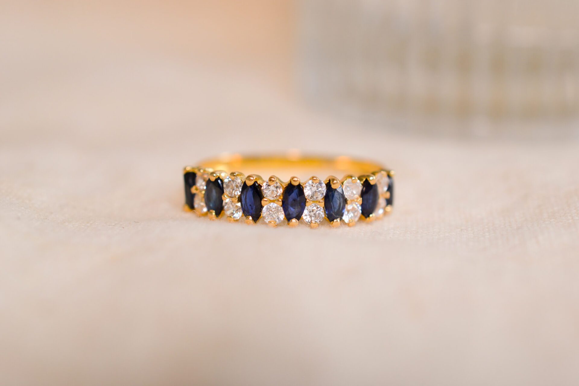 Bague Jarretière Saphirs et Oxydes