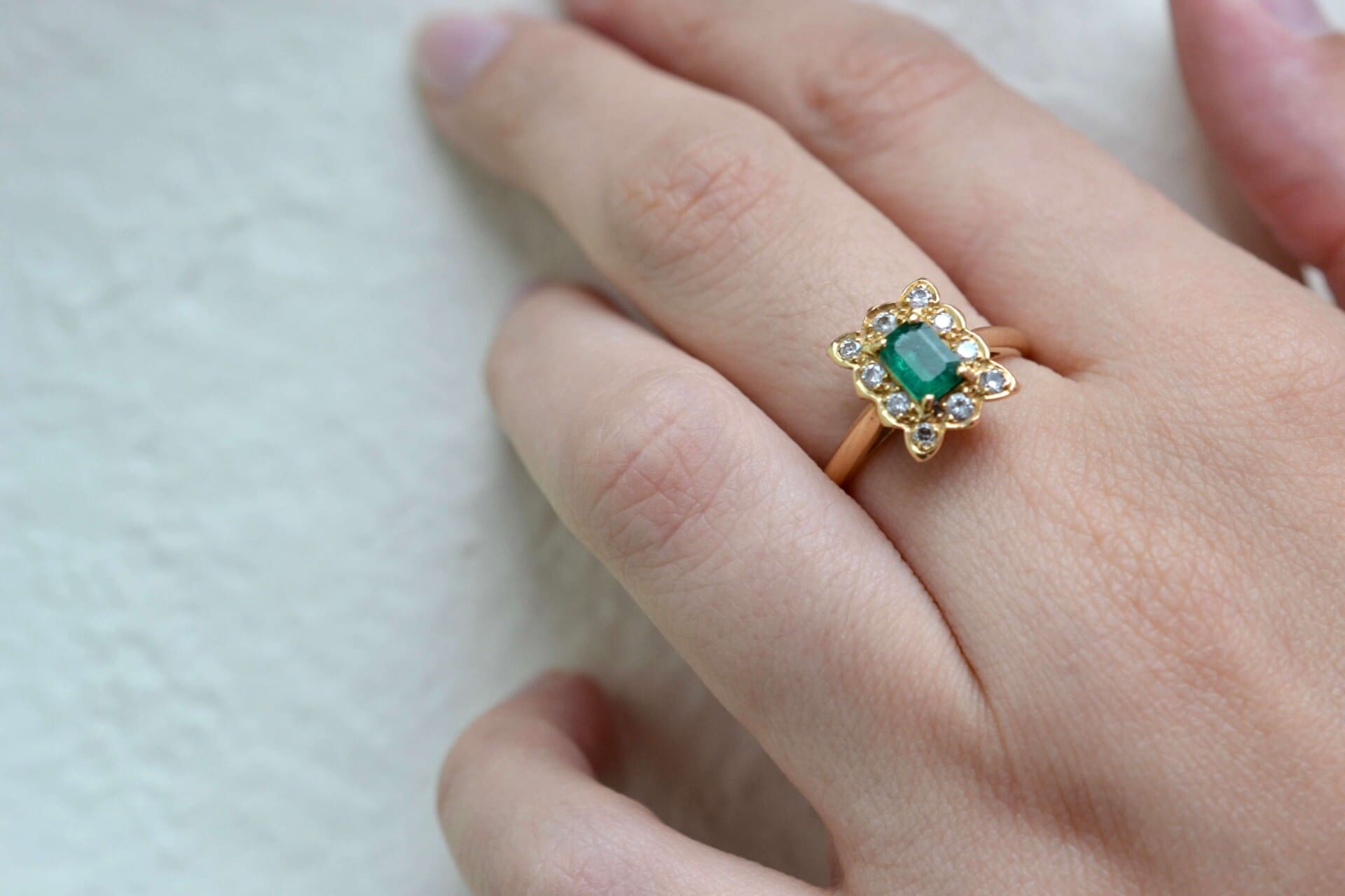 Bague Marguerite rectangulaire Émeraude et Diamants