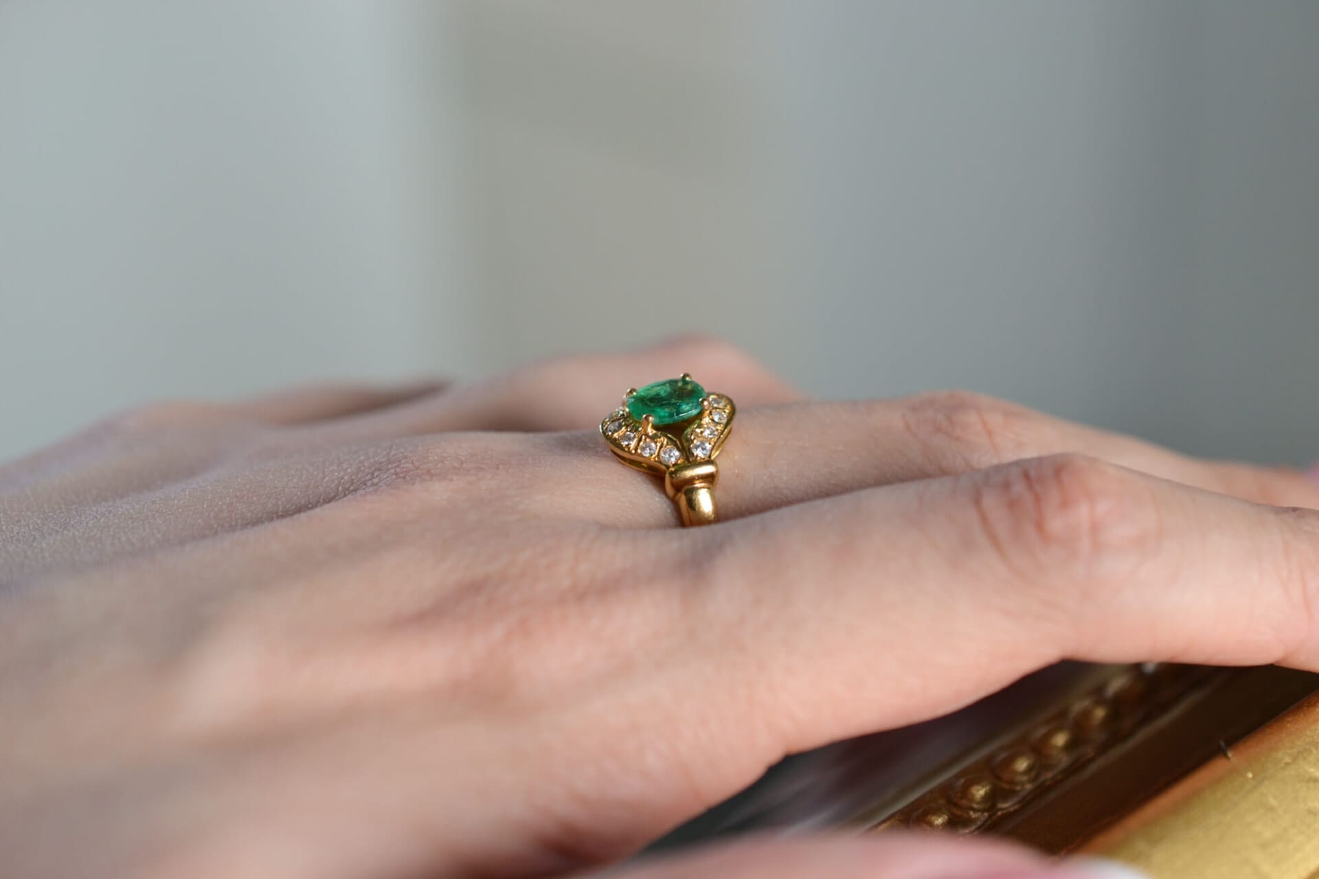 Marguerite Ovale Émeraude et Diamants