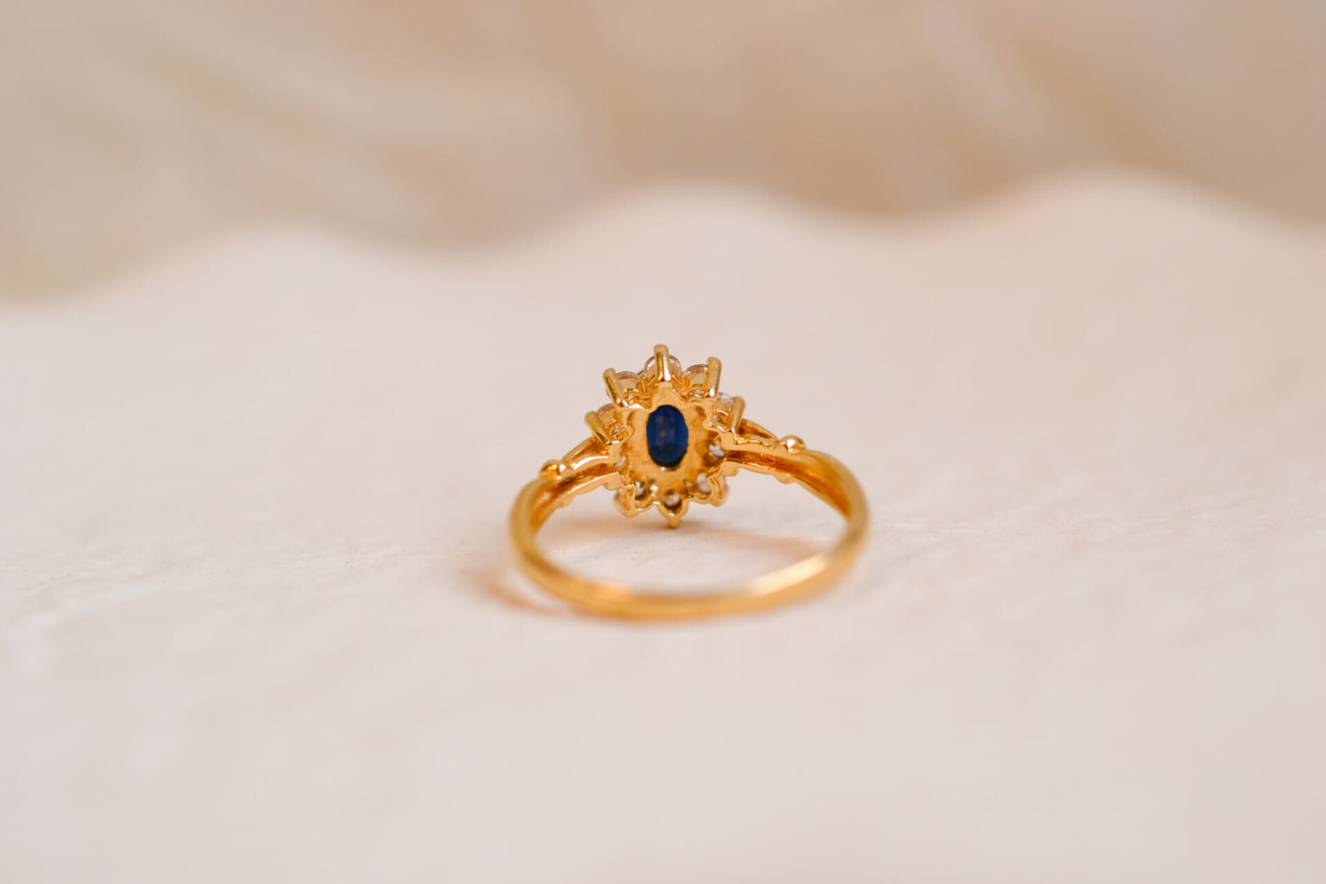 Bague Marguerite doublet Saphir et Oxydes