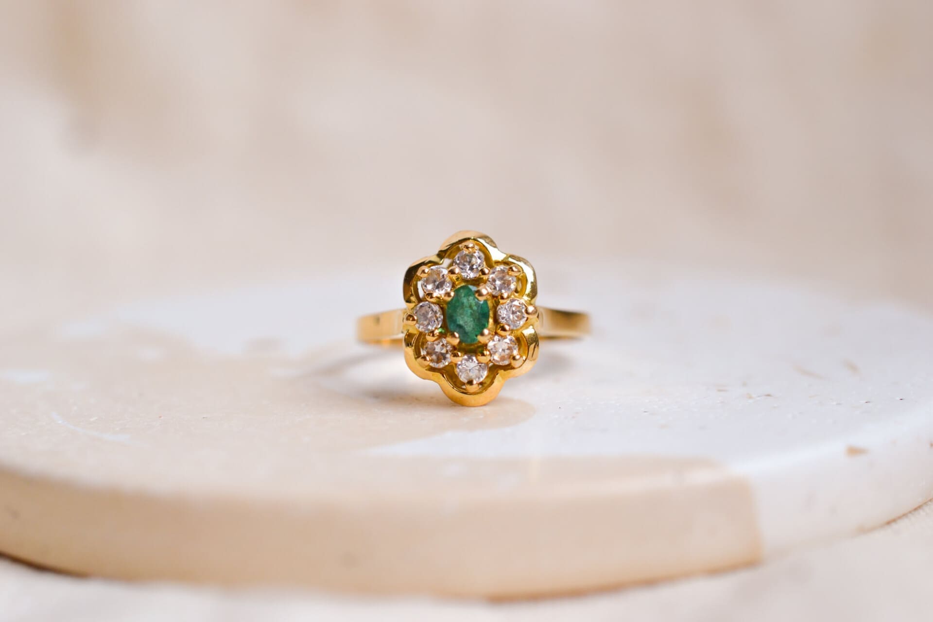 Bague Marguerite Émeraude et pierres blanches