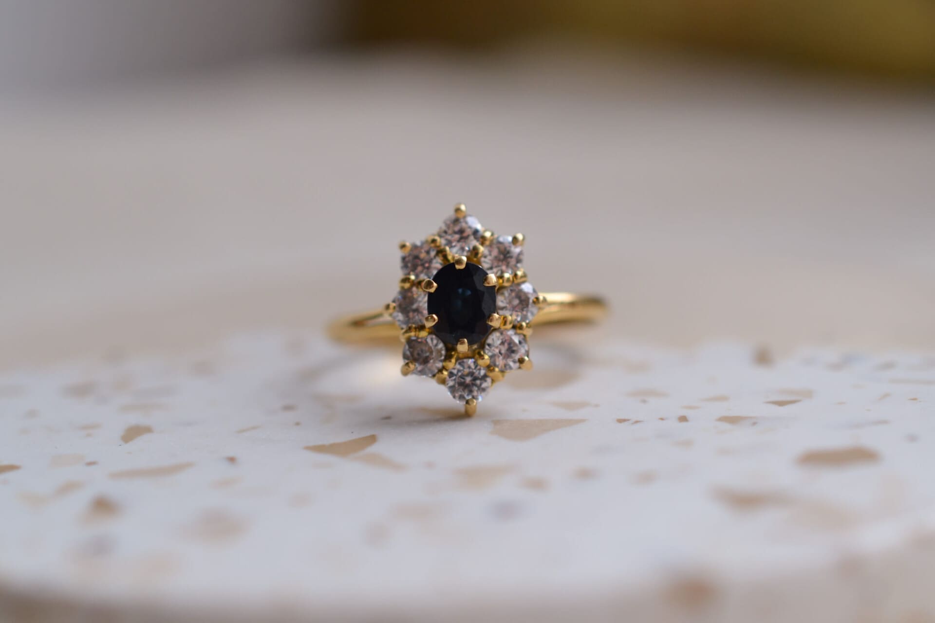 Bague Marguerite ovale Saphir et Oxydes