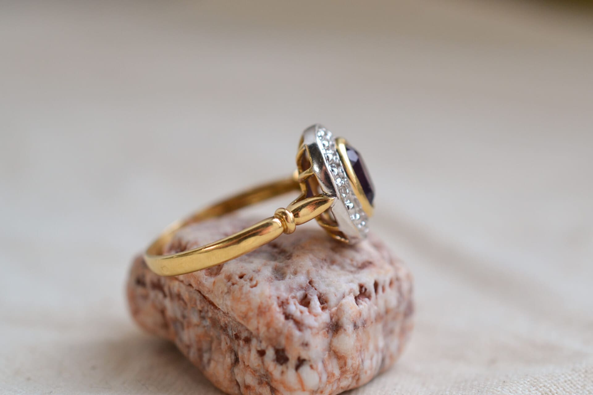 Bague Marguerite pierre violette et Diamants