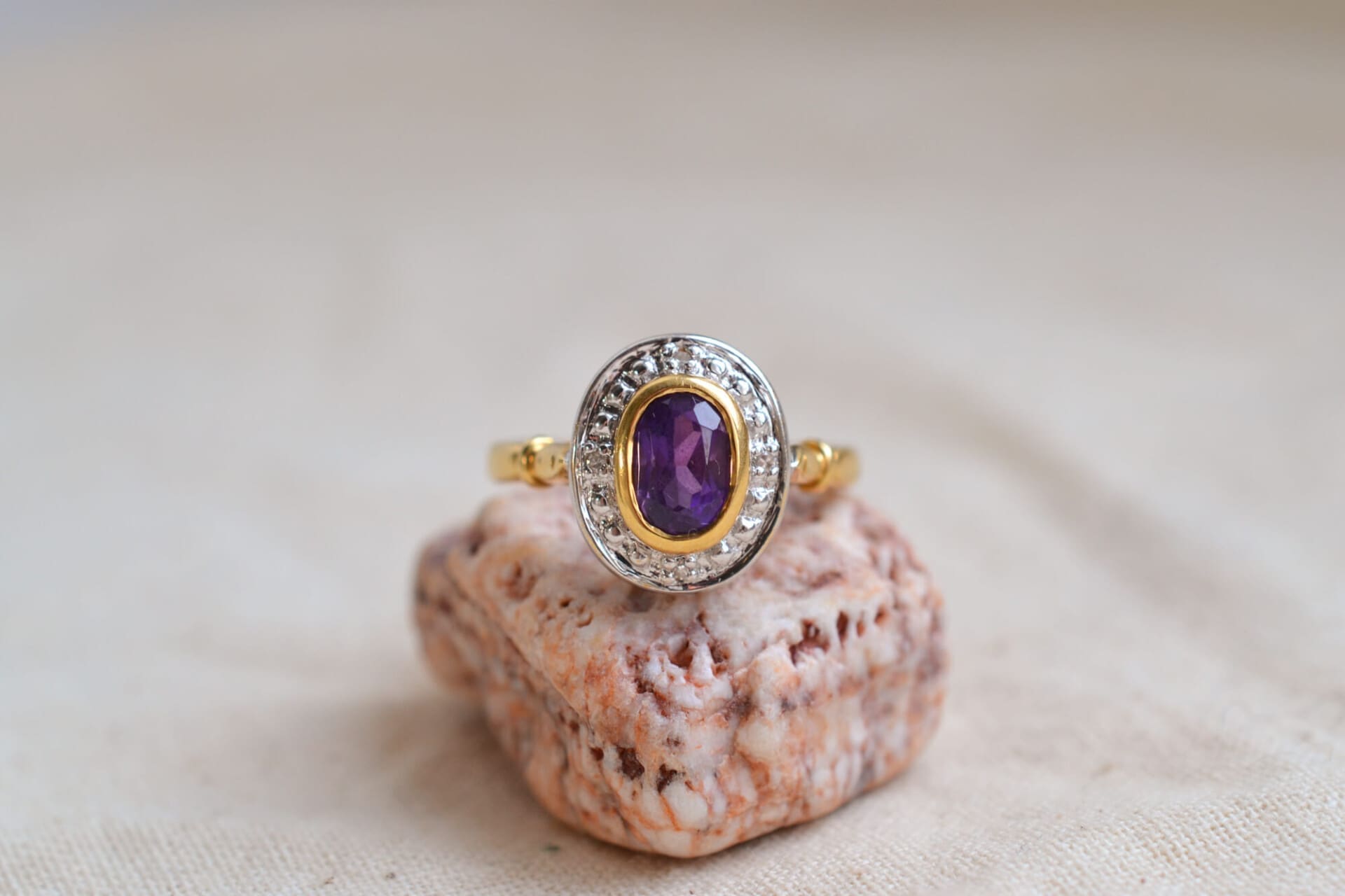 Bague Marguerite pierre violette et Diamants