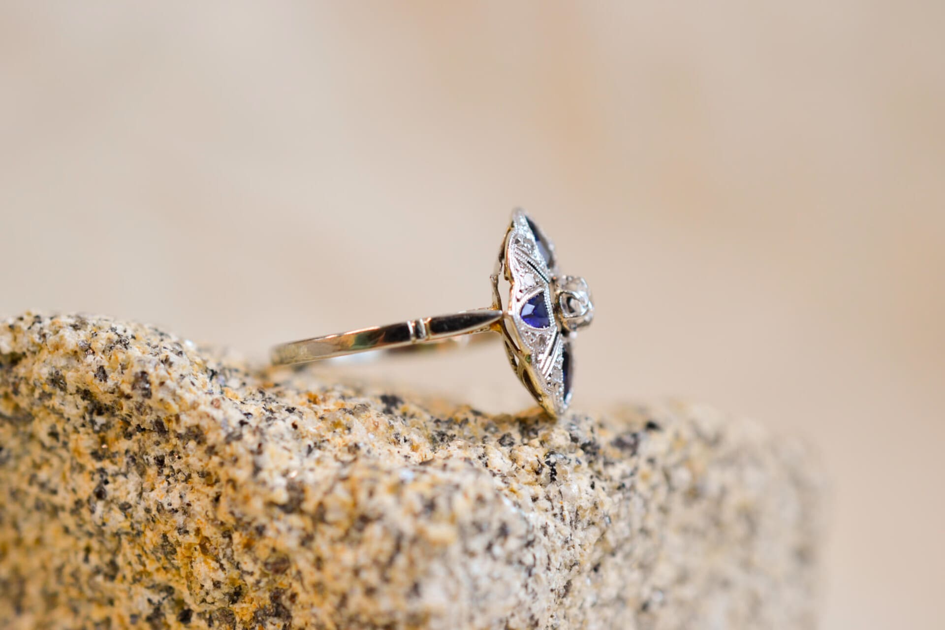 Bague Art Déco Saphirs de synthèse