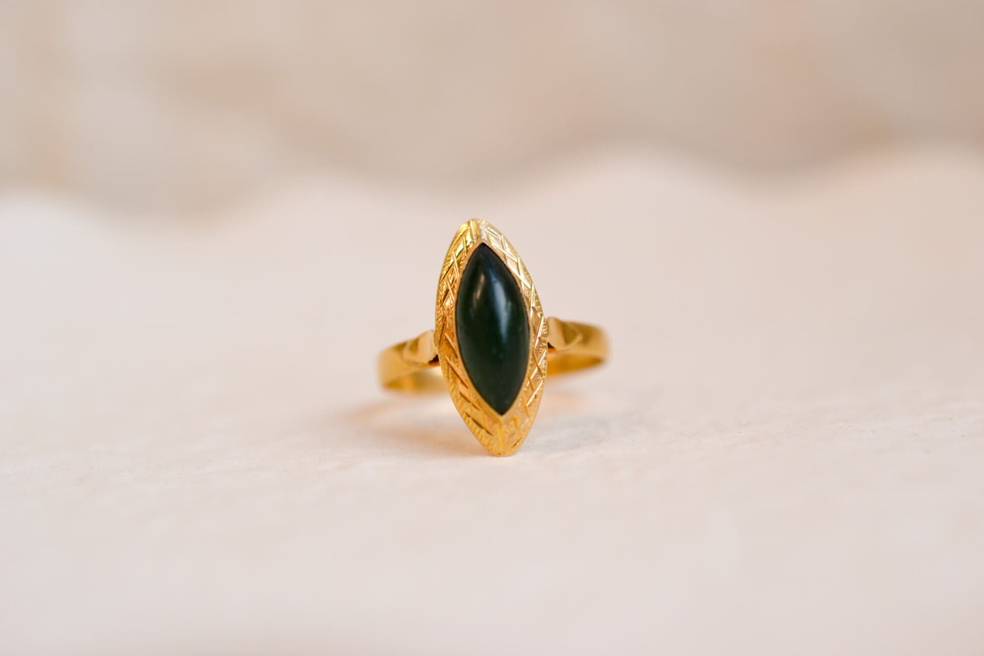 Bague Navette pierre verte