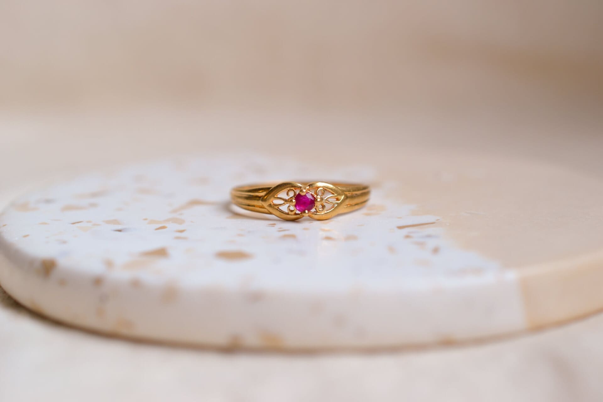 Bague Rubis décor filigranes