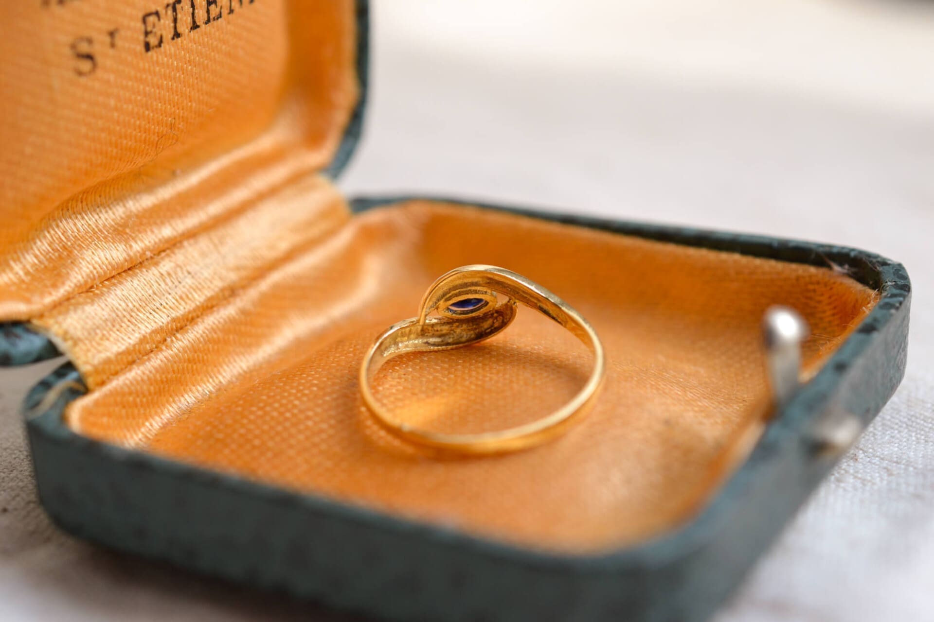 Bague Saphir motif volute