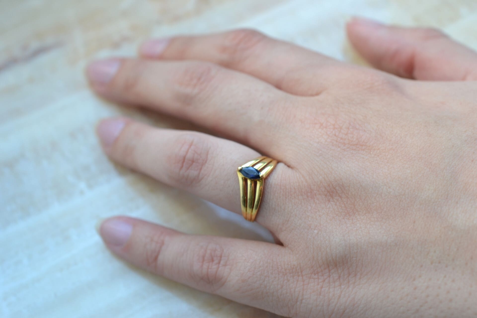 Bague V Saphir taille navette
