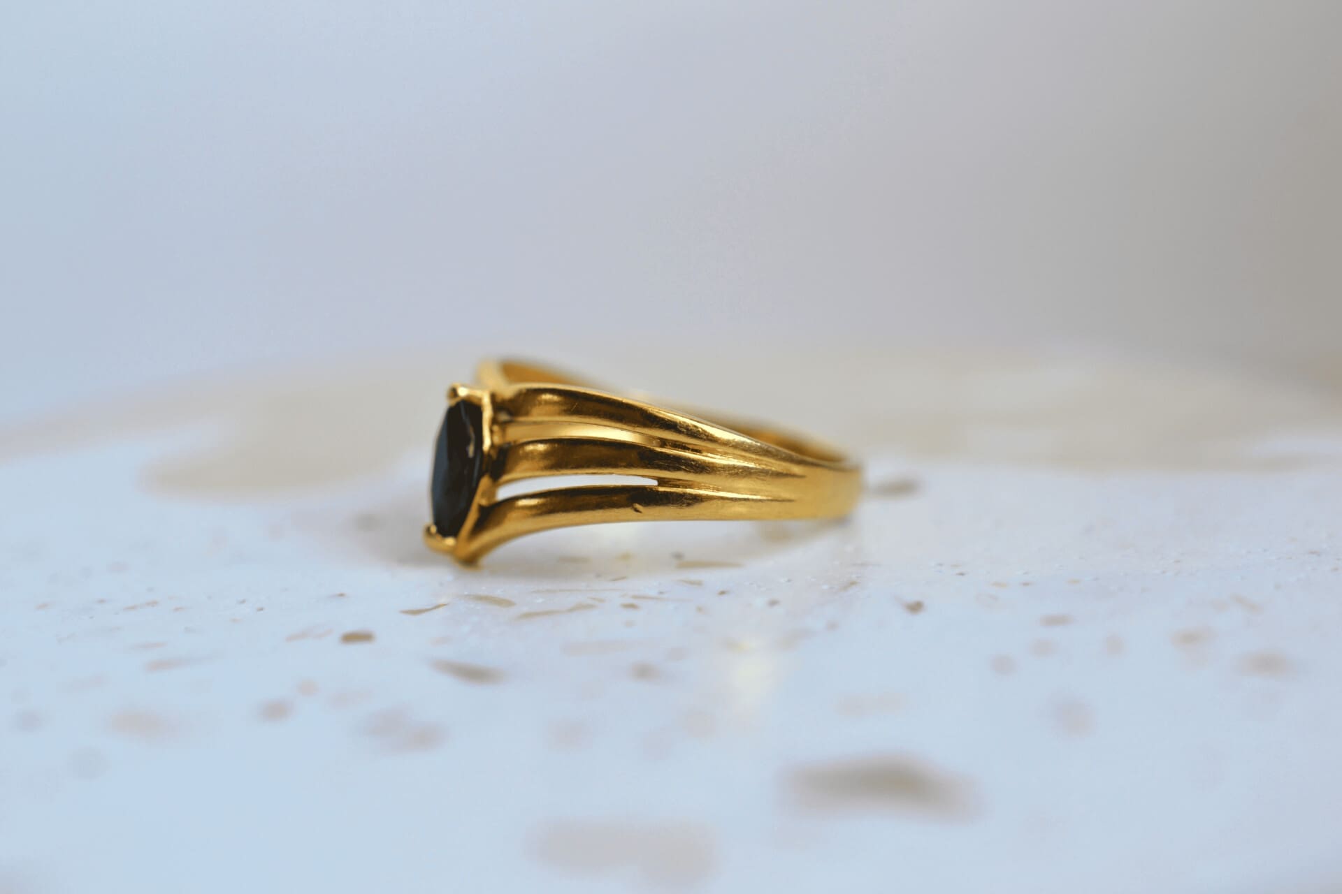 Bague V Saphir taille navette