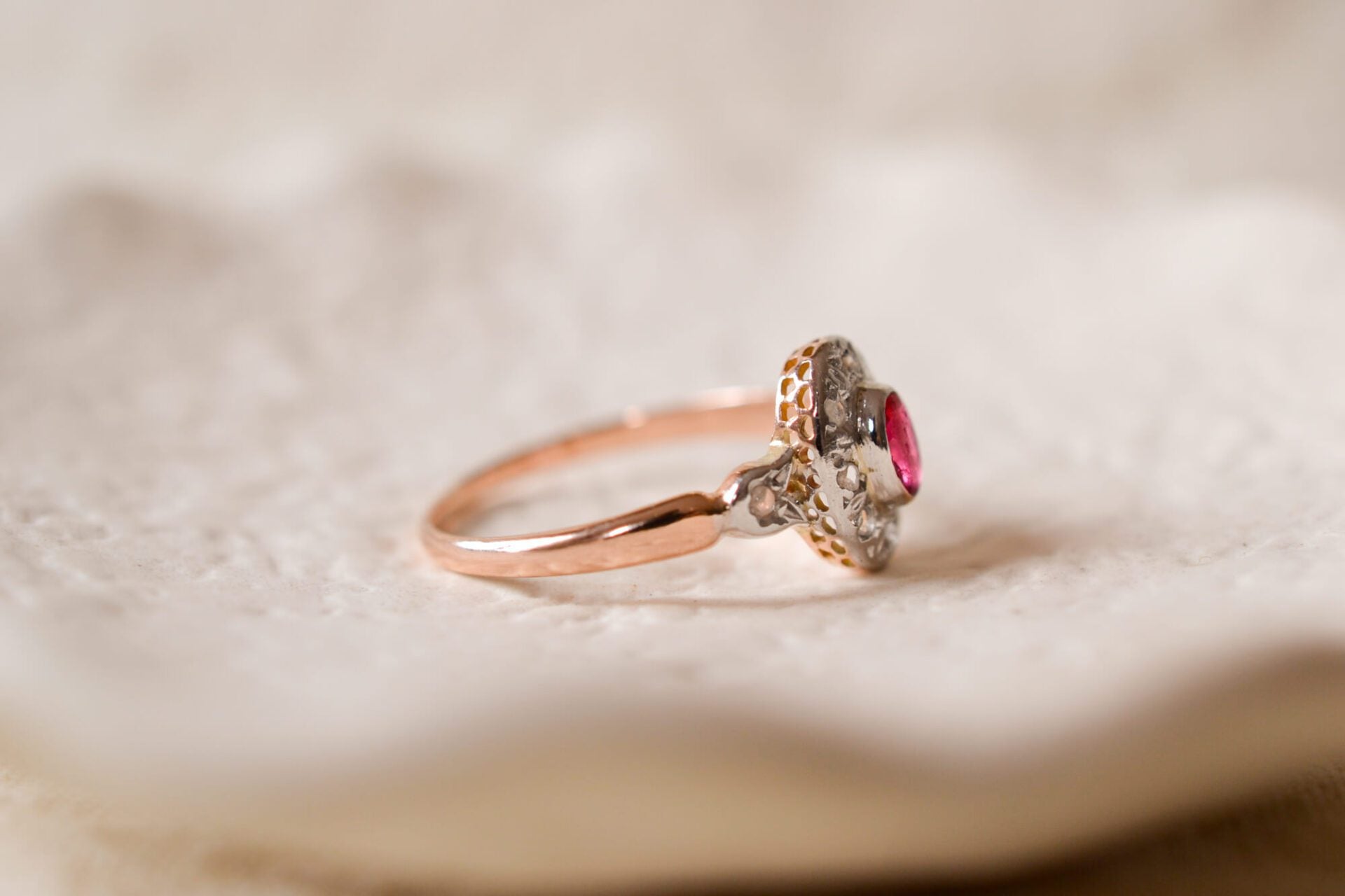 Bague pierre rouge entourage Diamants