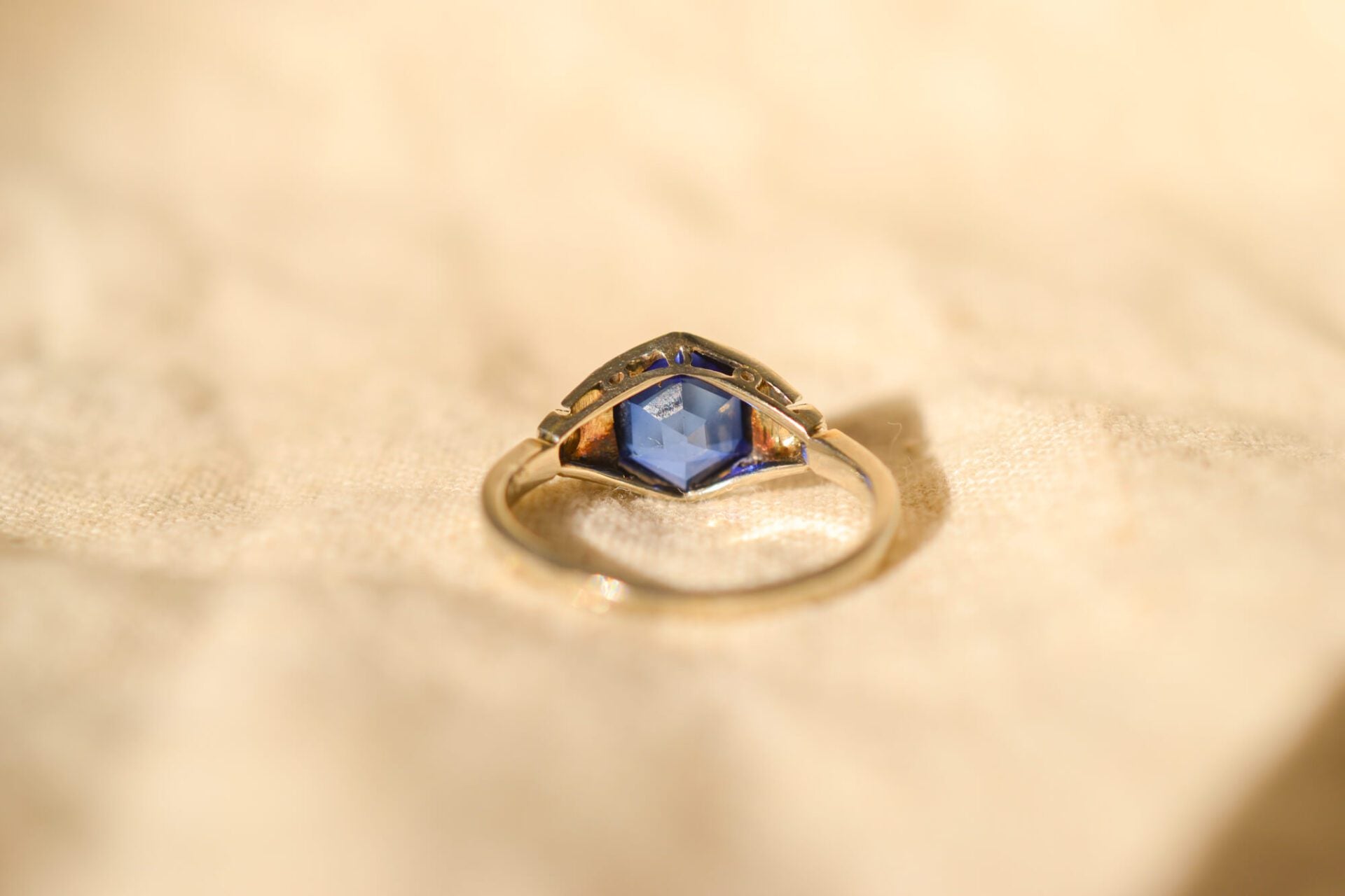 Bague Art Déco Saphir de synthèse Diamants