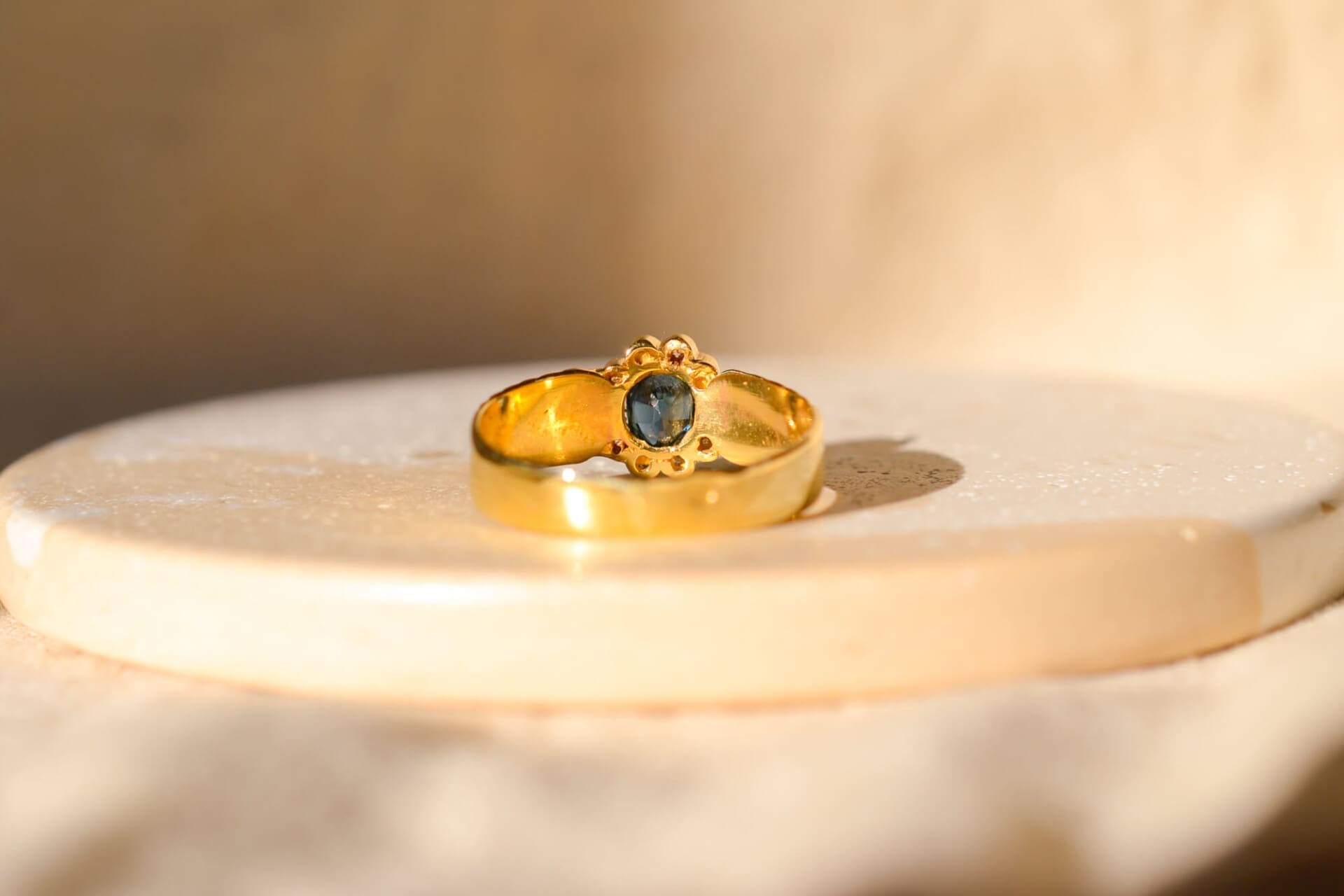 Bague fleur striée Saphir et Diamants