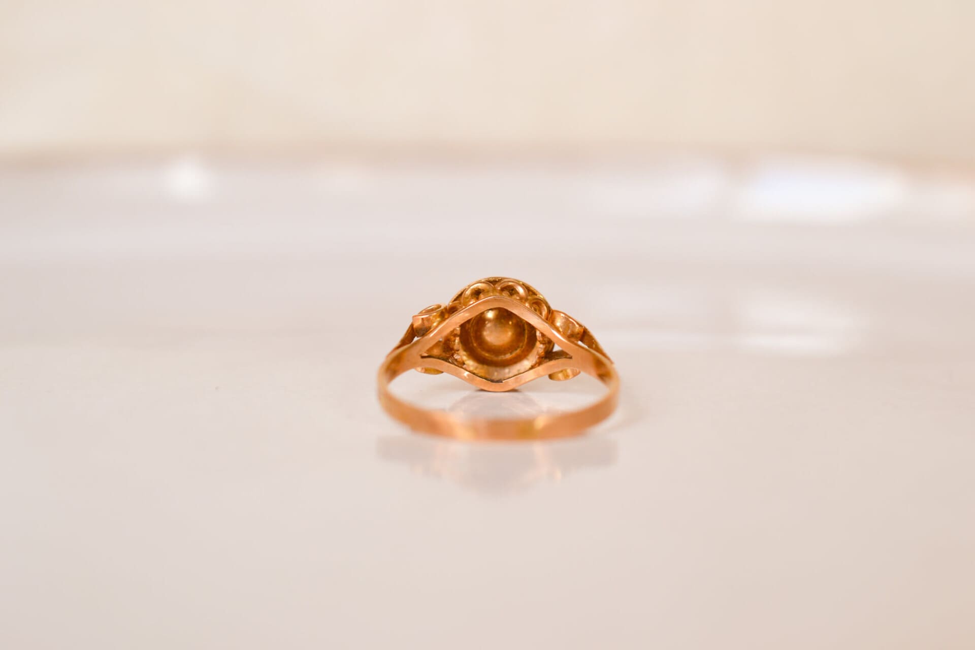 Bague Perle monture striée arabesques