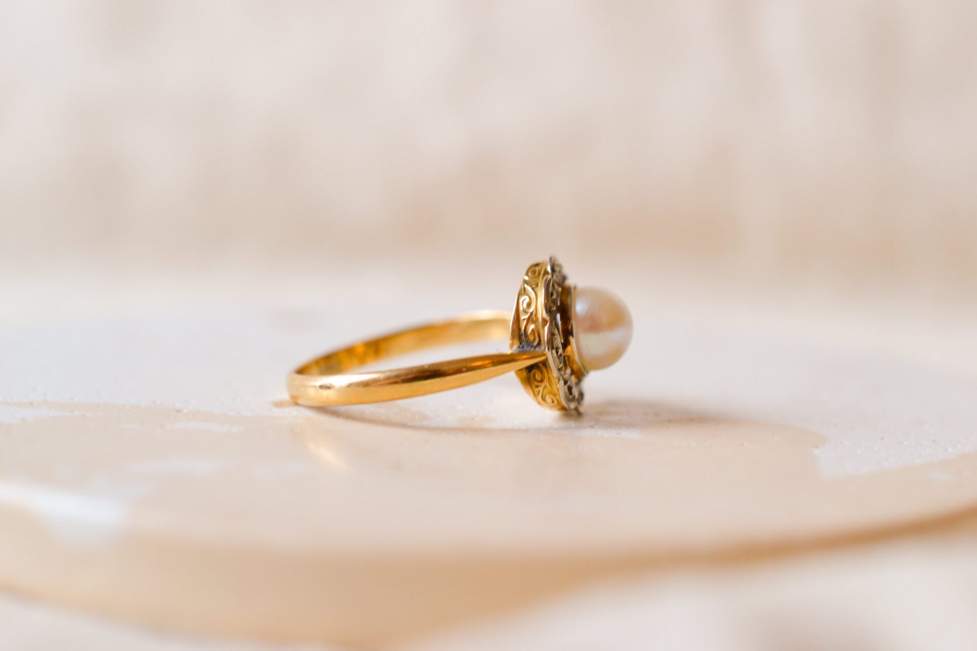 Bague Perle entourage festonné