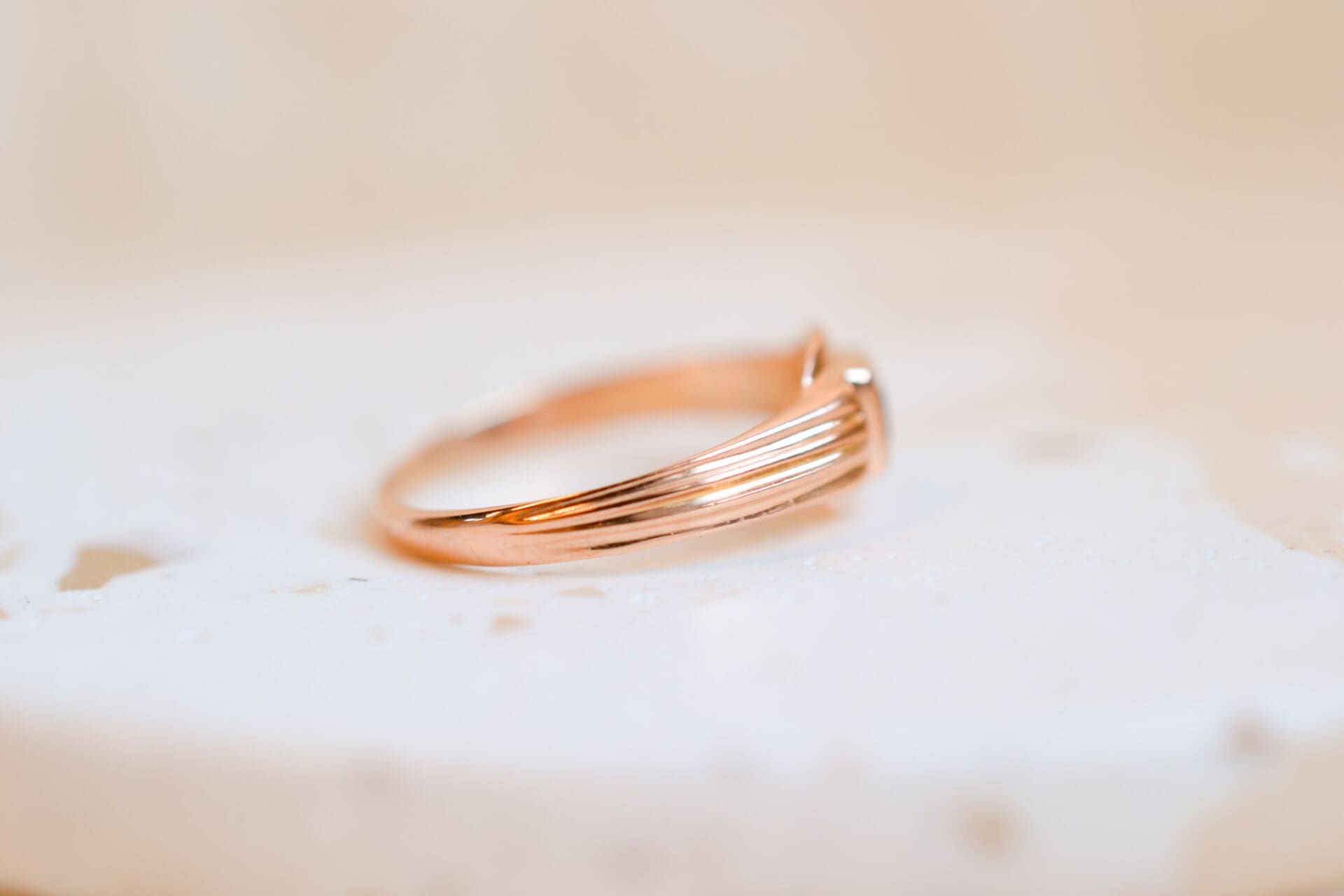 Bague rainurée Saphir carré