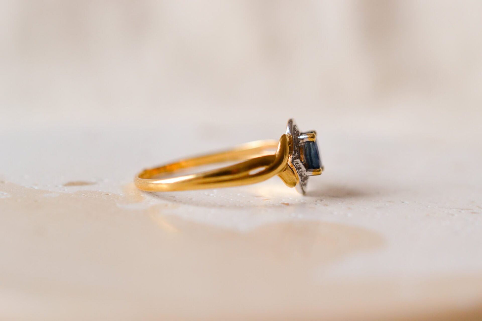 Bague ovale Saphir pavage Or blanc