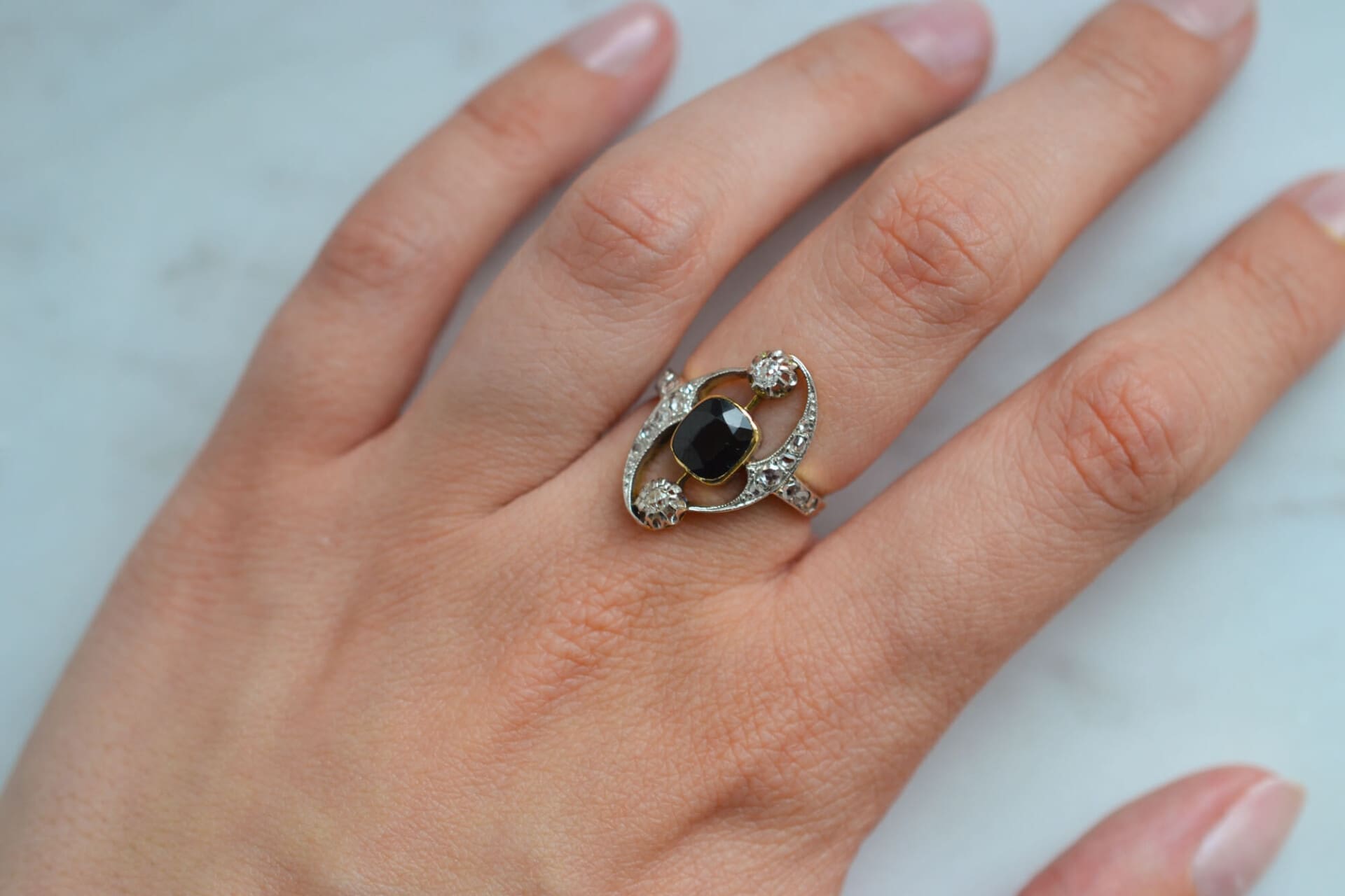 Bague ajourée décor volute Saphir et Diamants