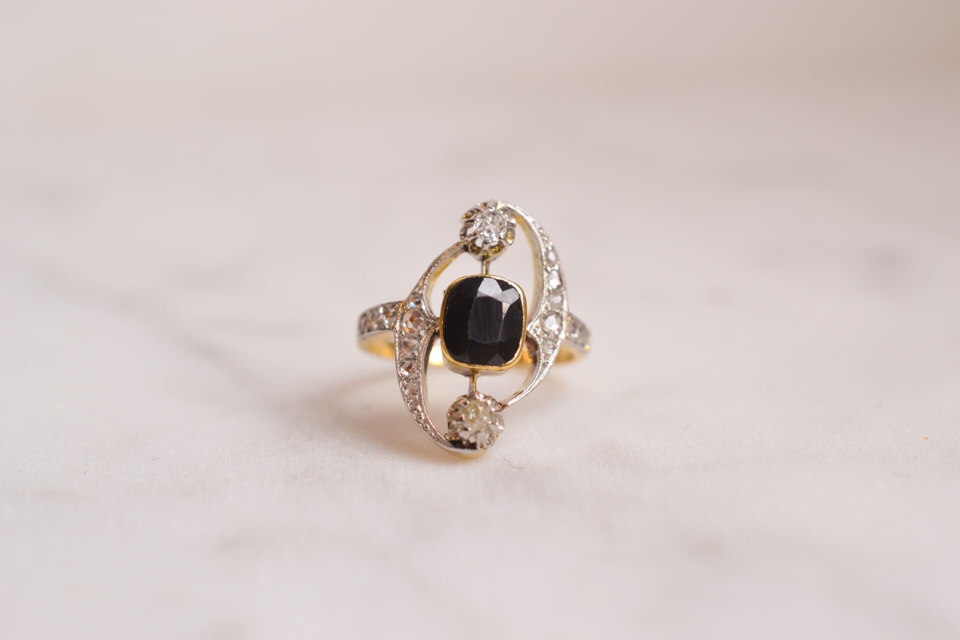 Bague ajourée décor volute Saphir et Diamants