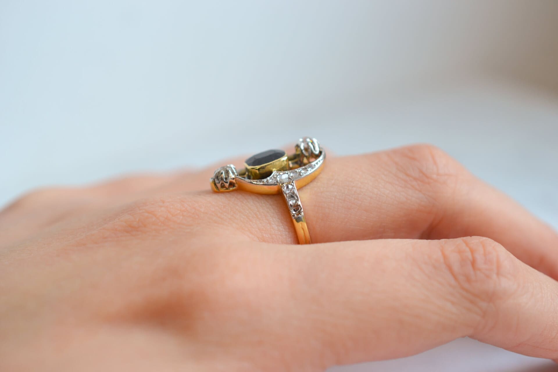 Bague ajourée décor volute Saphir et Diamants