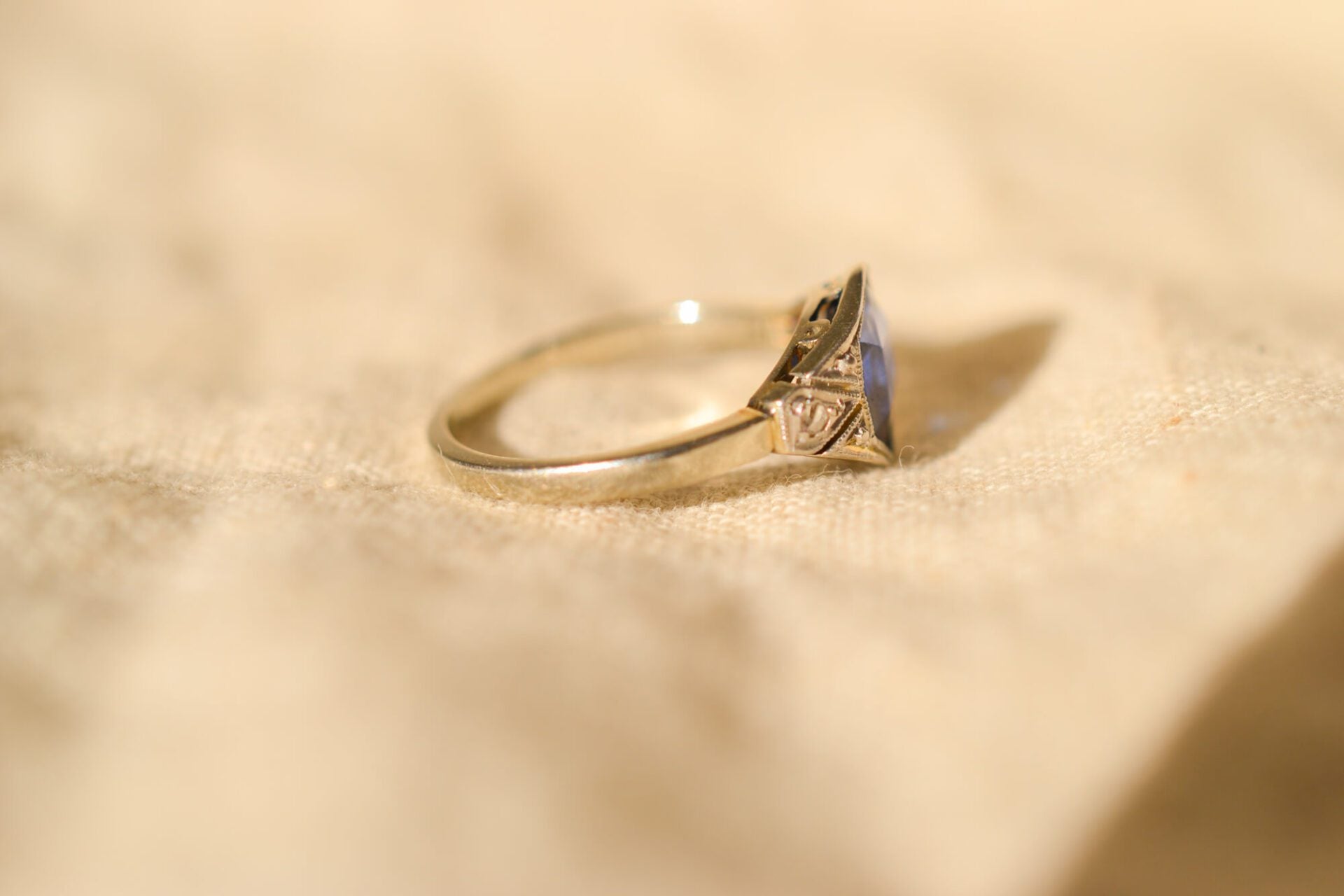 Bague Art Déco Saphir de synthèse Diamants