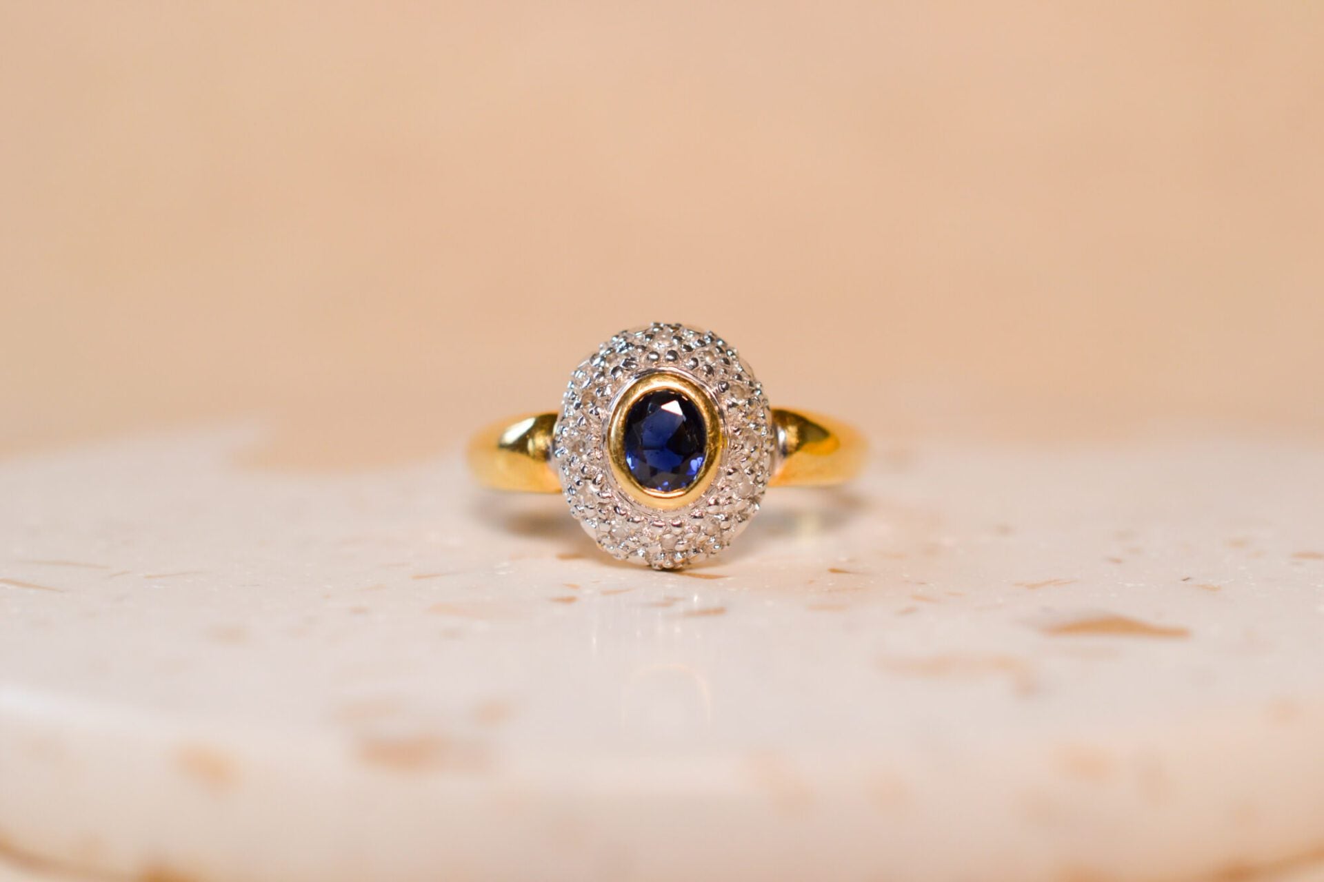 Bague ovale Saphir pavage Diamants