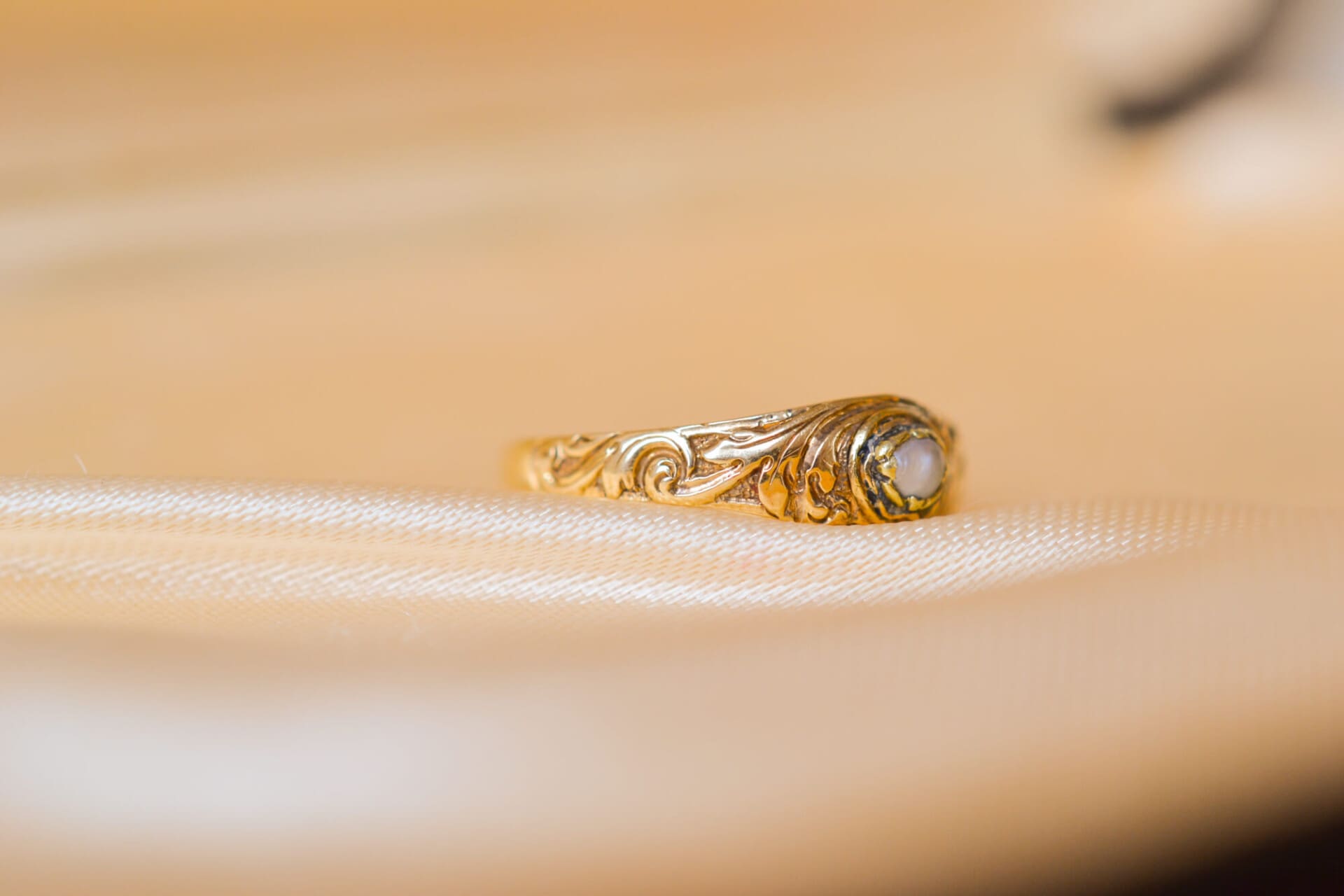 Bague Perle à décor de rinceaux