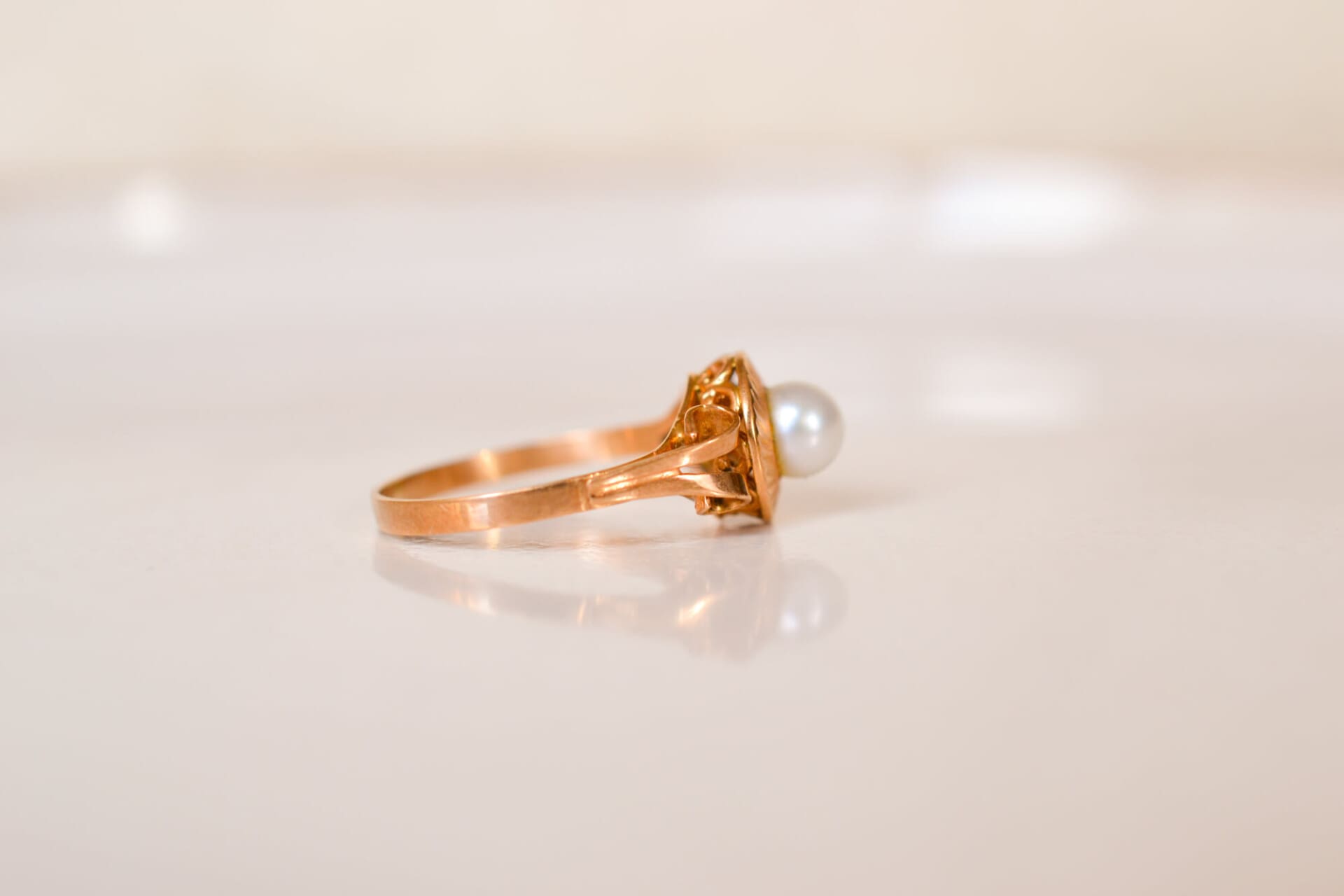 Bague Perle monture striée arabesques