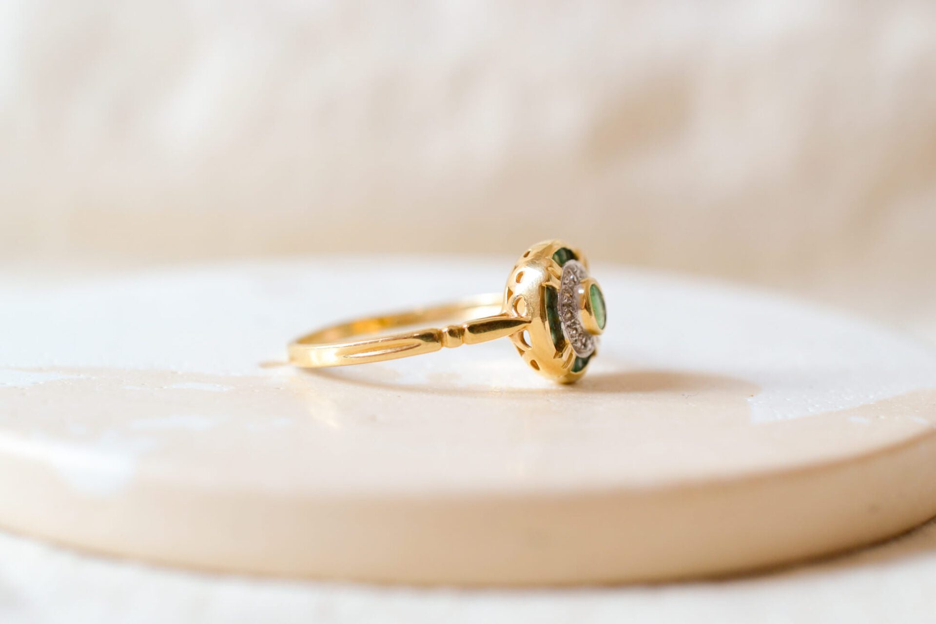 Bague ronde Emeraudes et Diamants