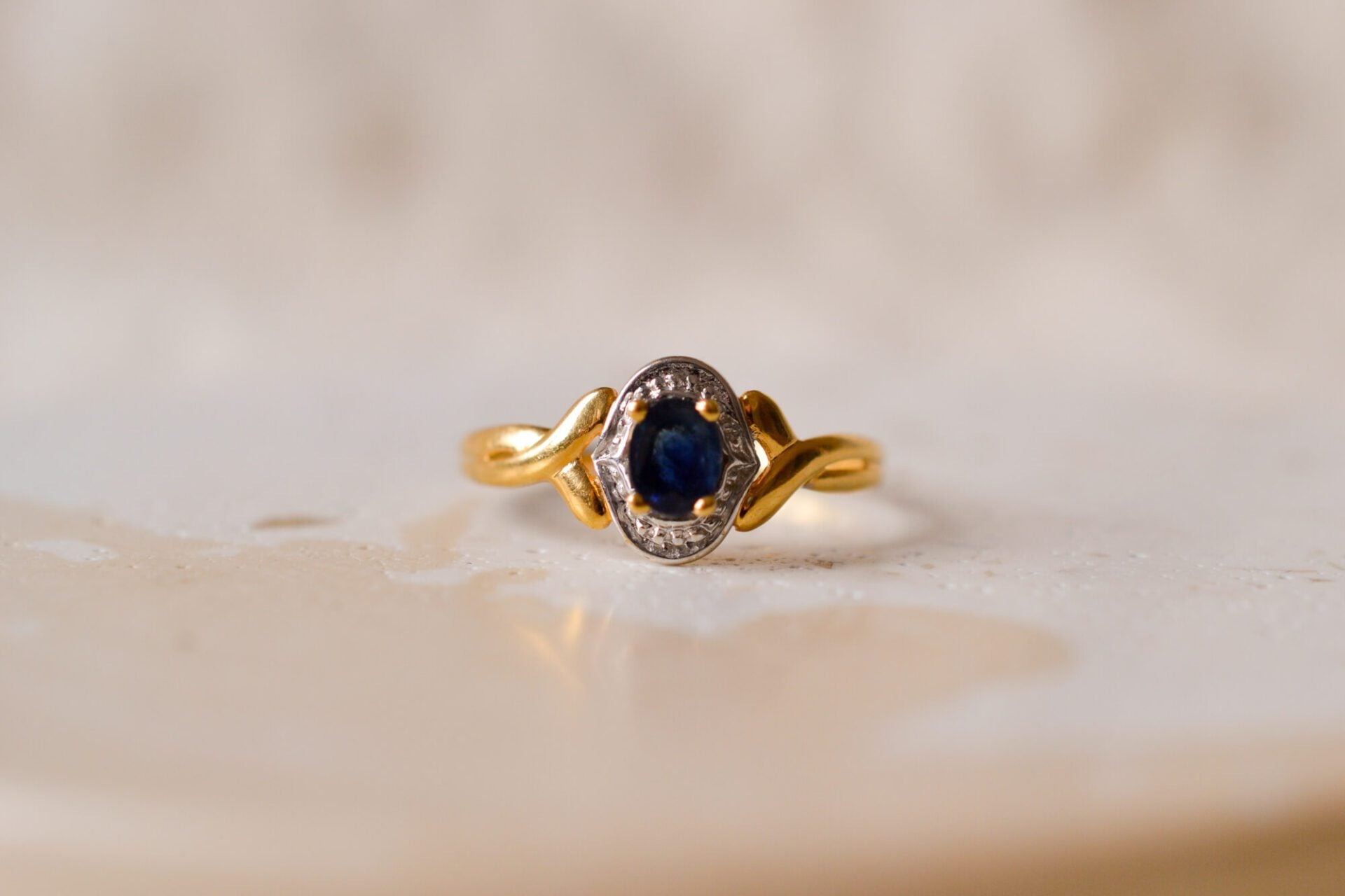 Bague ovale Saphir pavage Or blanc
