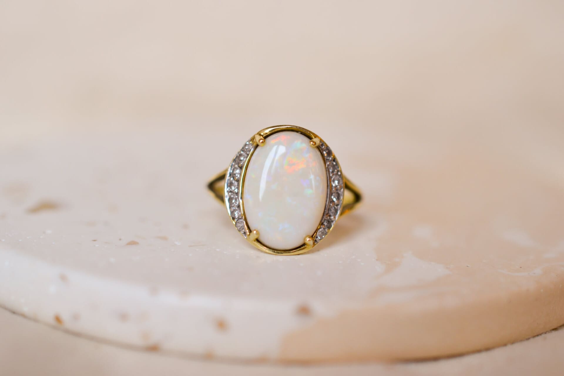 Bague Opale épaulée de Diamants