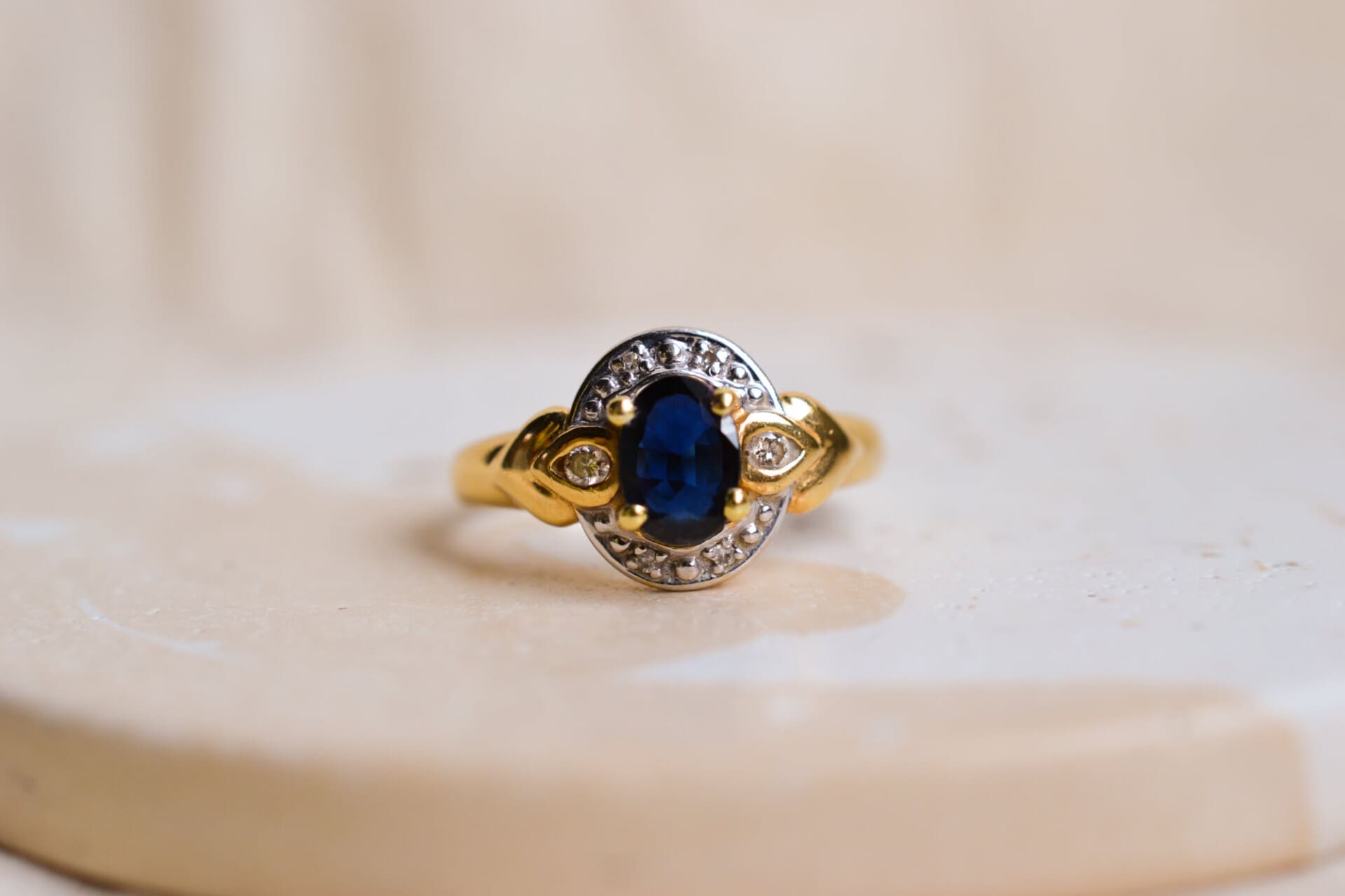 Bague Saphir taille ovale entourage Diamants