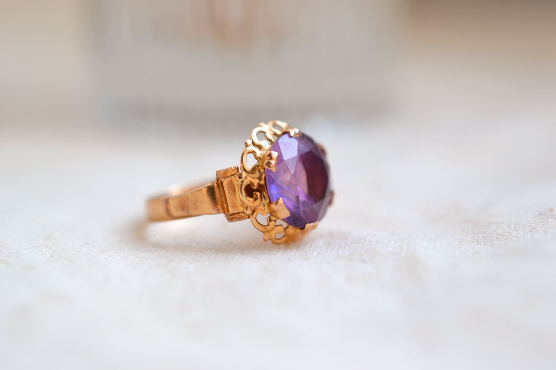 Bague ronde Saphir violet de synthèse