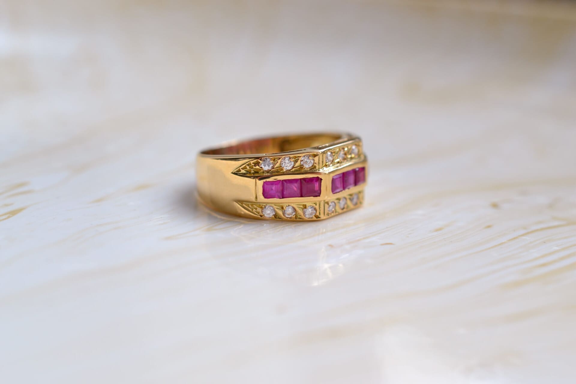 Bague bandeau Rubis et pierres blanches