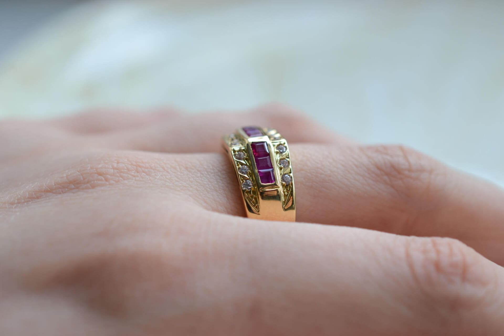 Bague bandeau Rubis et pierres blanches