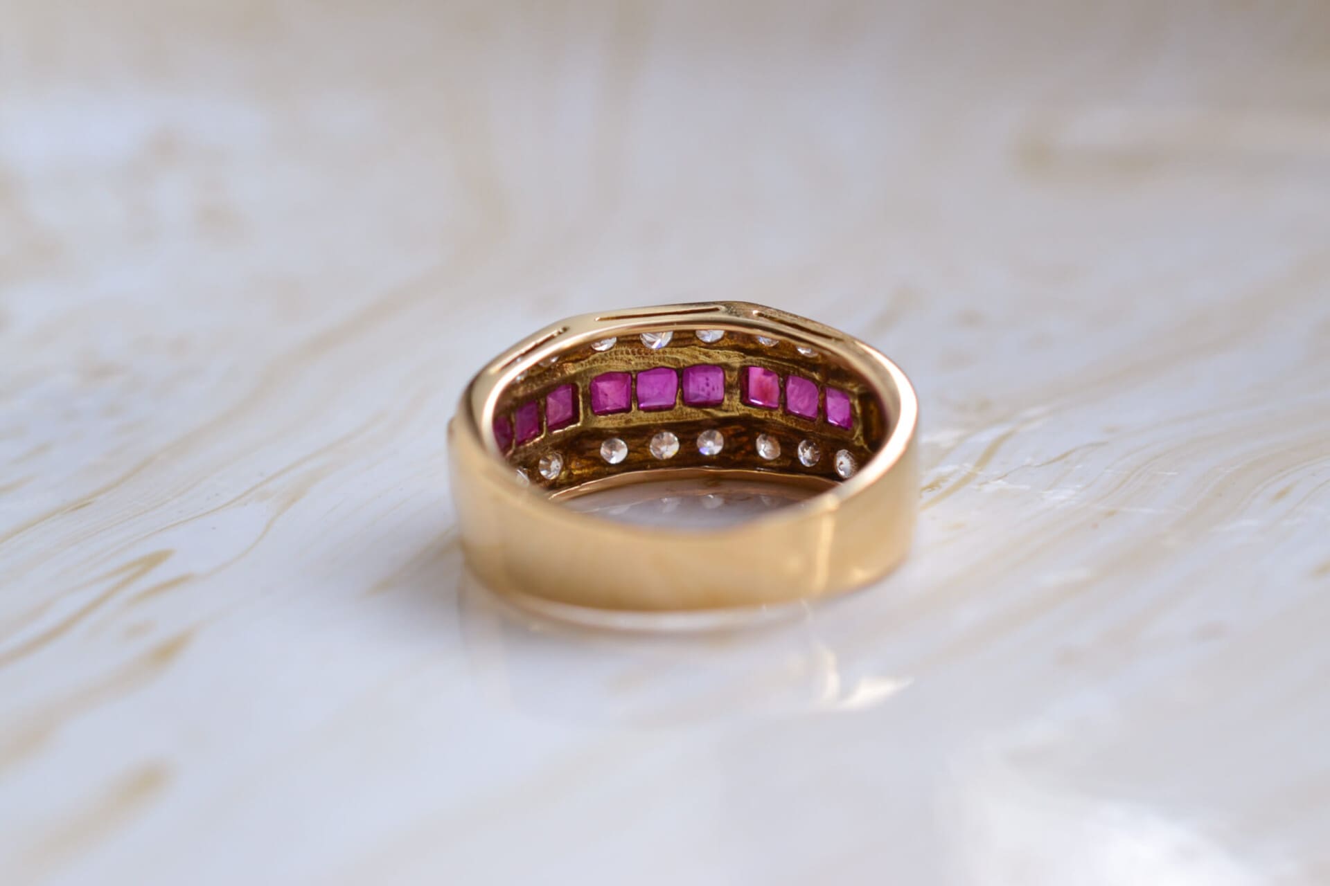 Bague bandeau Rubis et pierres blanches