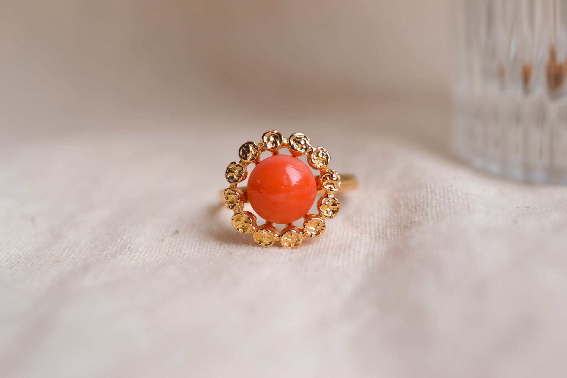 Bague cabochon Corail décor fleur