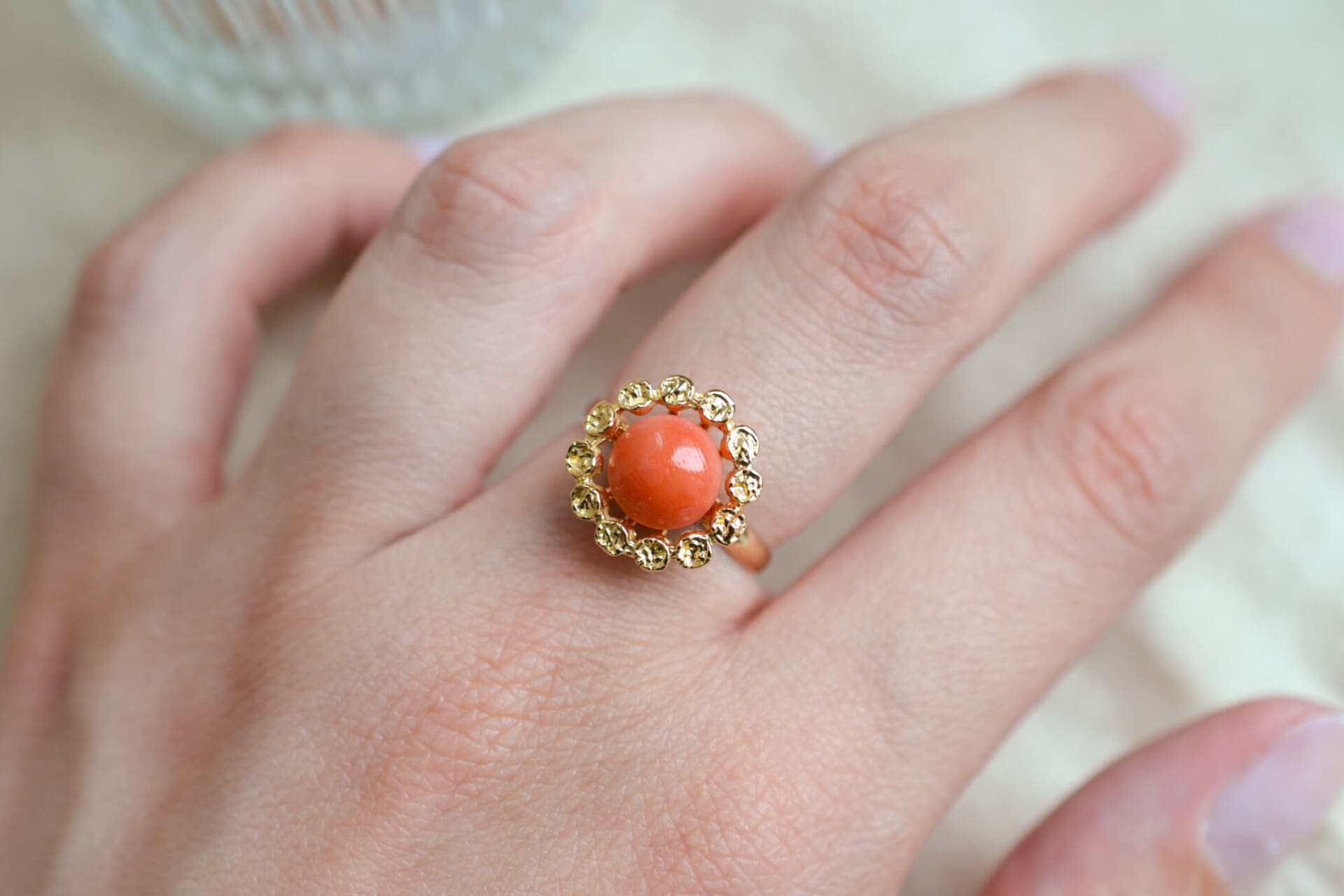 Bague cabochon Corail décor fleur