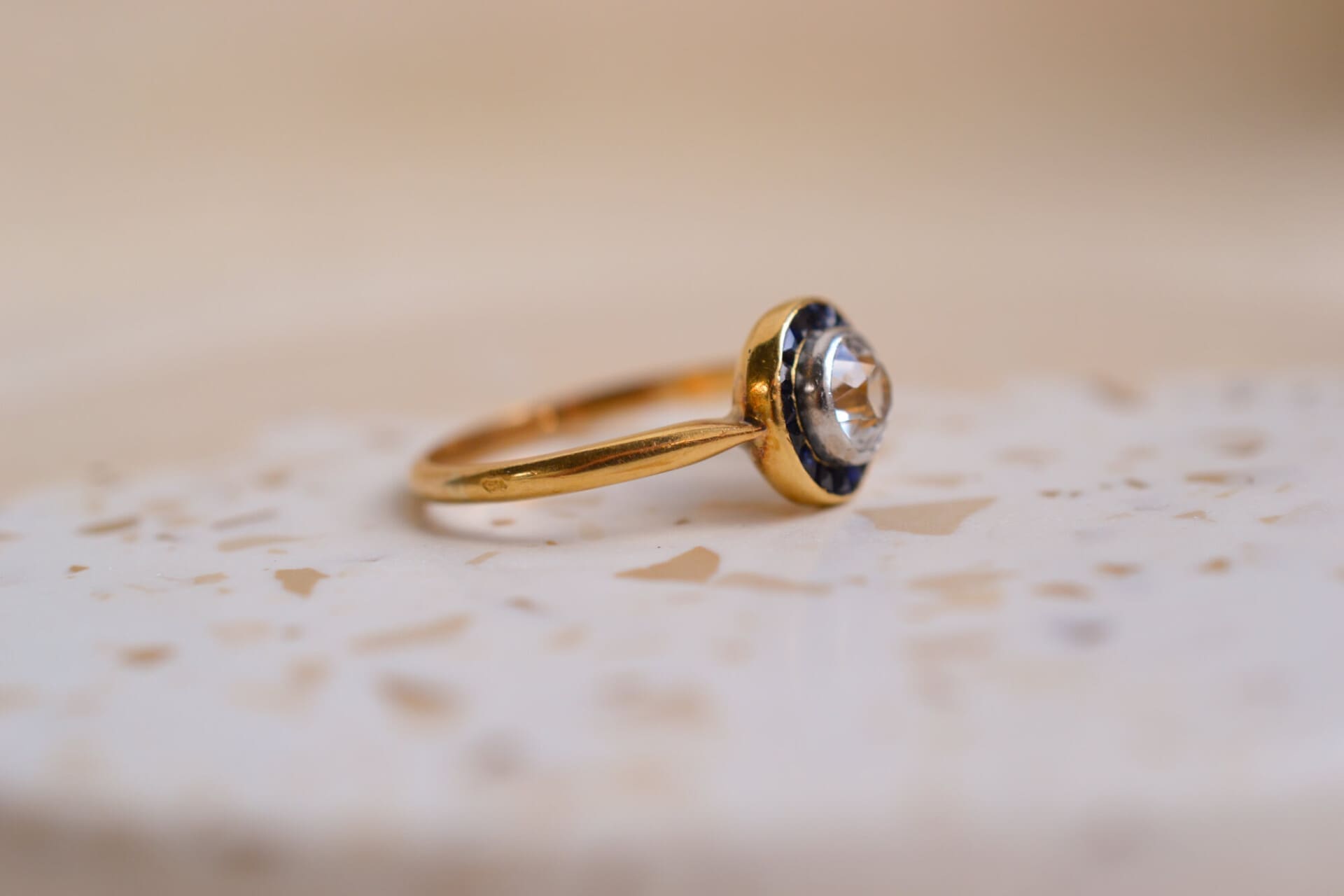 Bague circulaire Simulant et pierres bleues