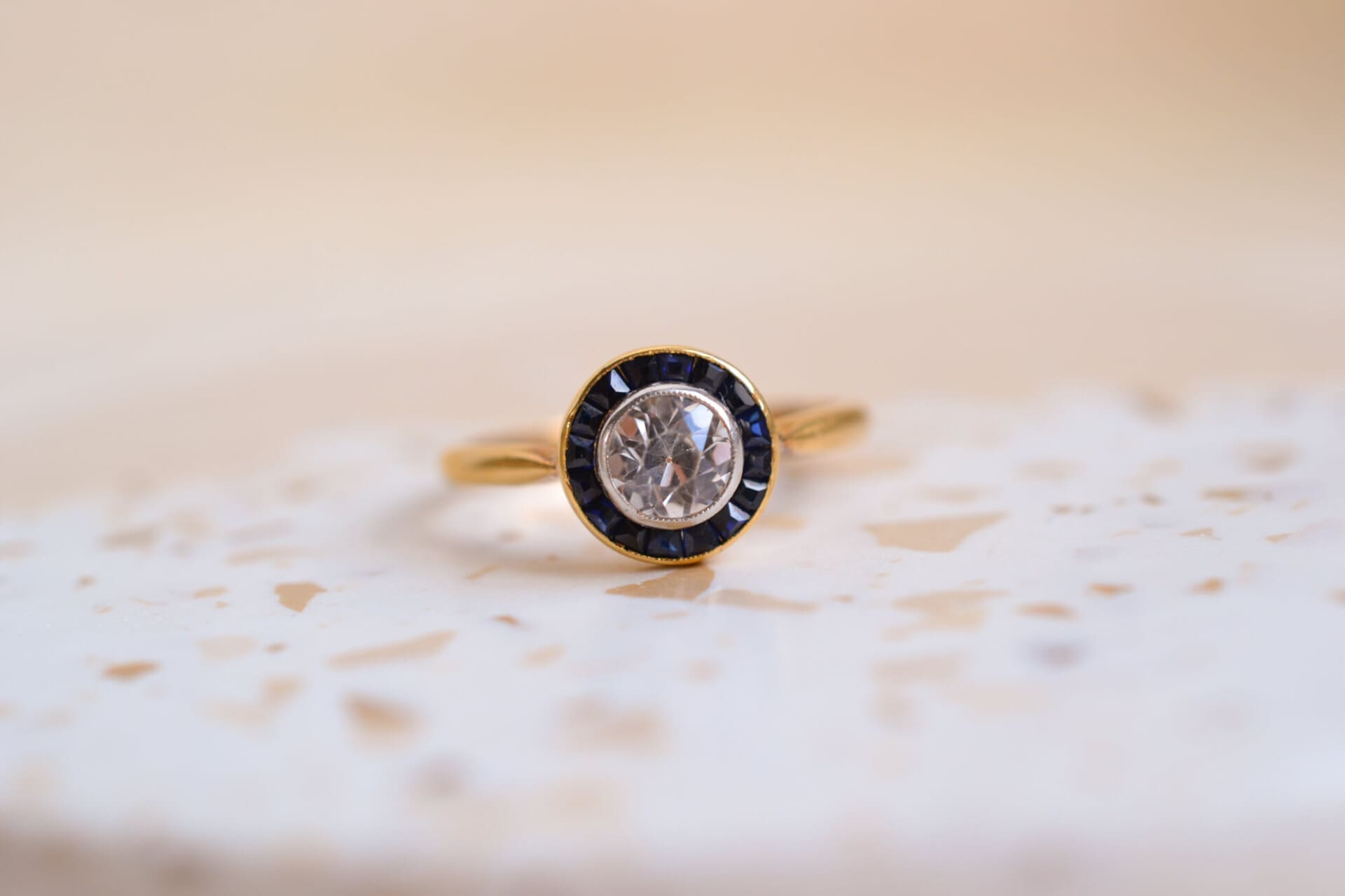 Bague circulaire Simulant et pierres bleues