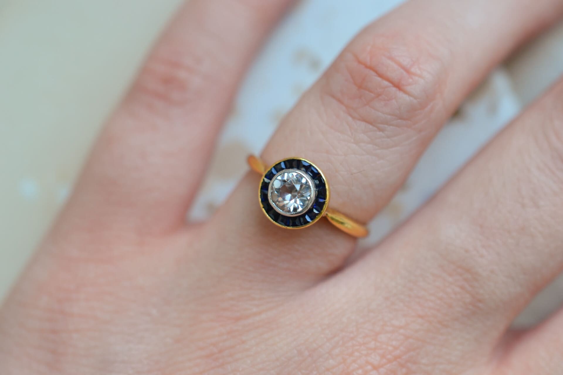 Bague circulaire Simulant et pierres bleues