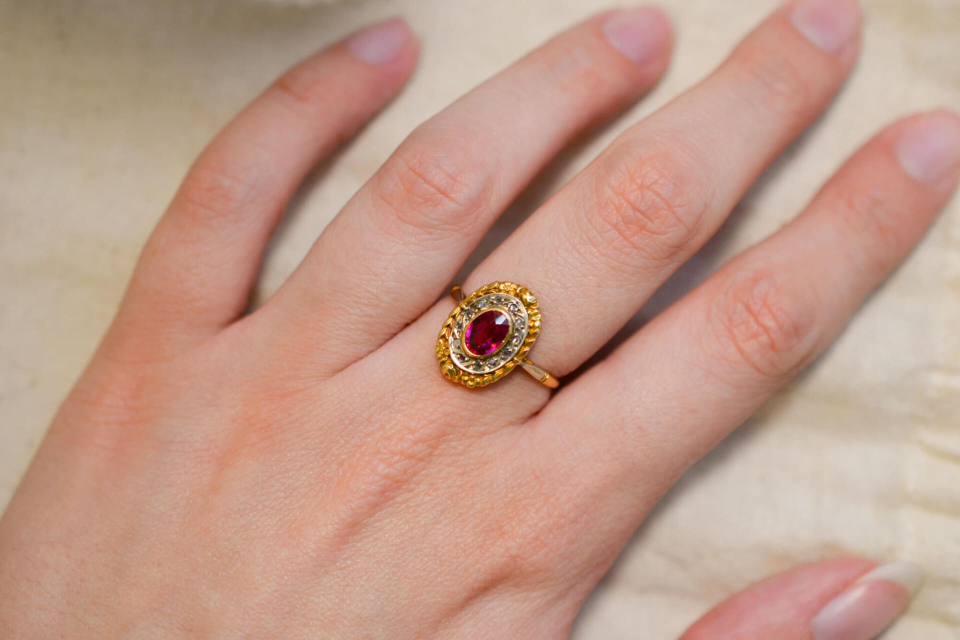 Bague ovale Rubis de synthèse et Diamants